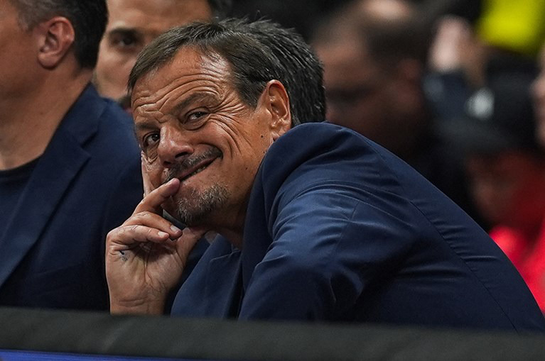Ergin Ataman'ı tutuklatmak istiyorlar: Derbide skandal Türkiye tezahüratı