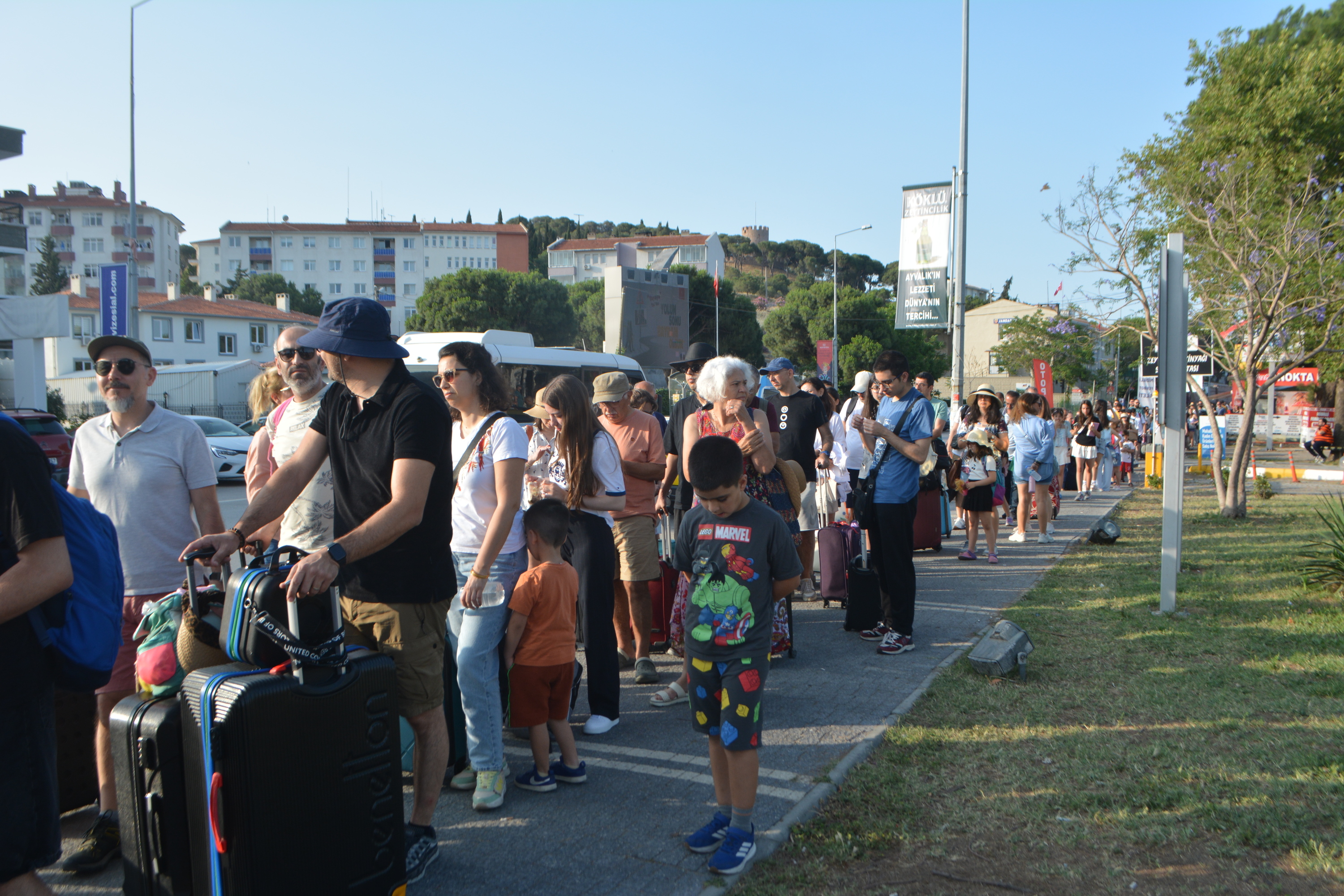 Ayvalık'tan Midilli Adası'na akın: Bayram tatili için uzun kuyruklar oluştu