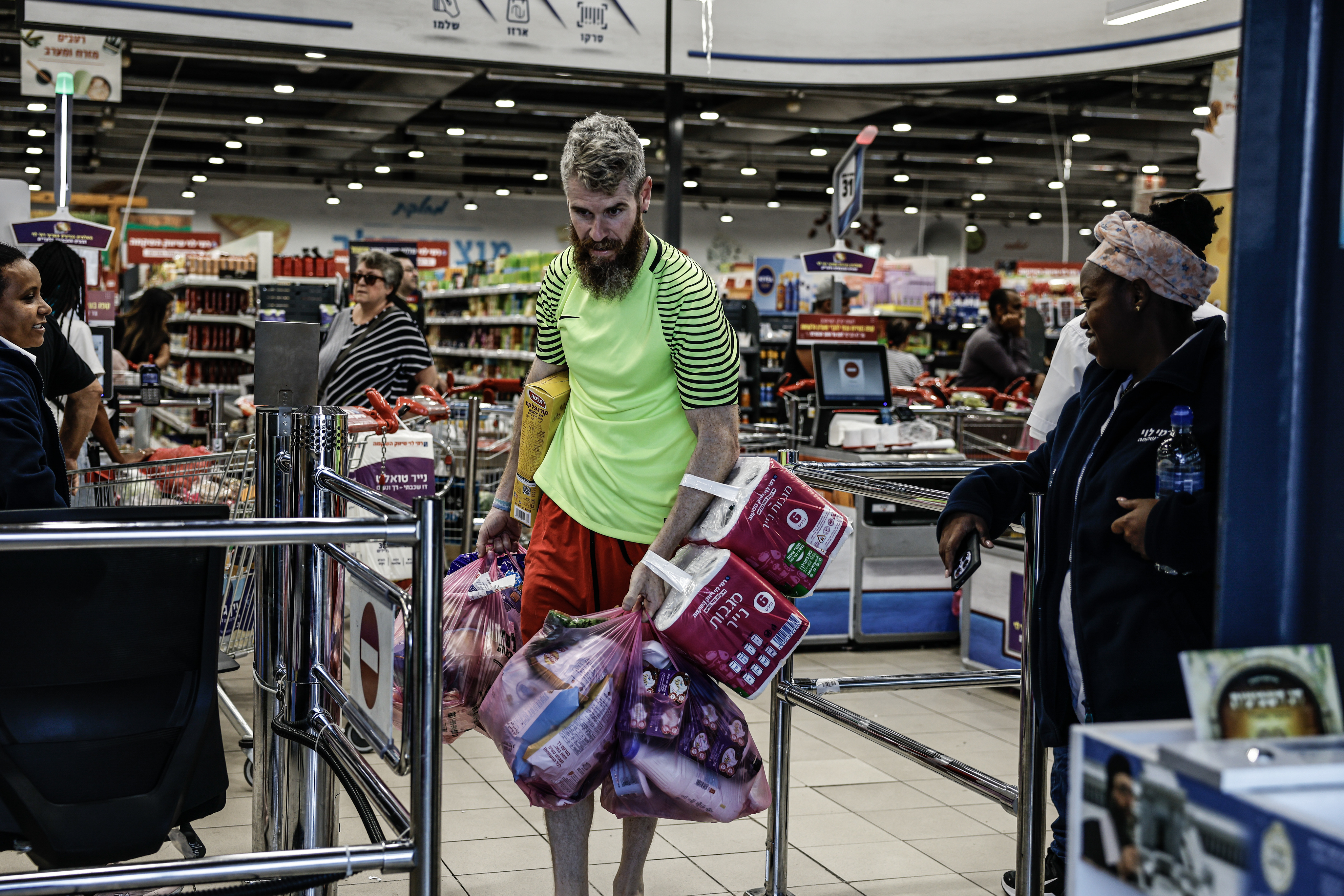 İsrailliler, İran'ın misilleme saldırısı endişesiyle marketleri talan etti: İşte o anlar