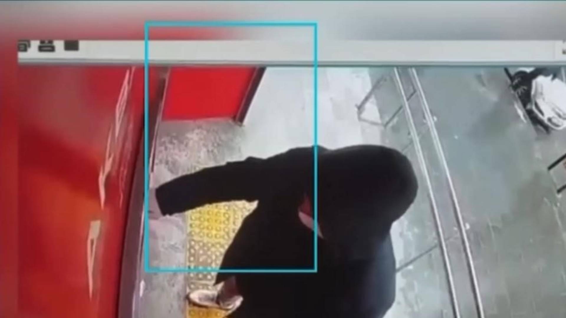 ATM'lerin önünde yardım etme bahanesiyle dolandırıyorlar: İki şüpheli tutuklandı