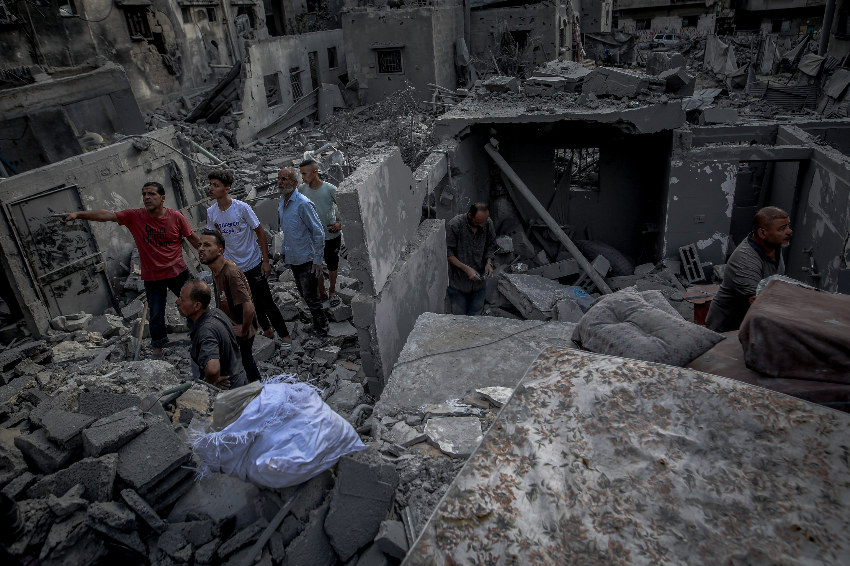 İsrail'in Gazze'ye saldırıları sürürüyor: Gazzelilerin yaralıları kurtarma çabası görüntülendi