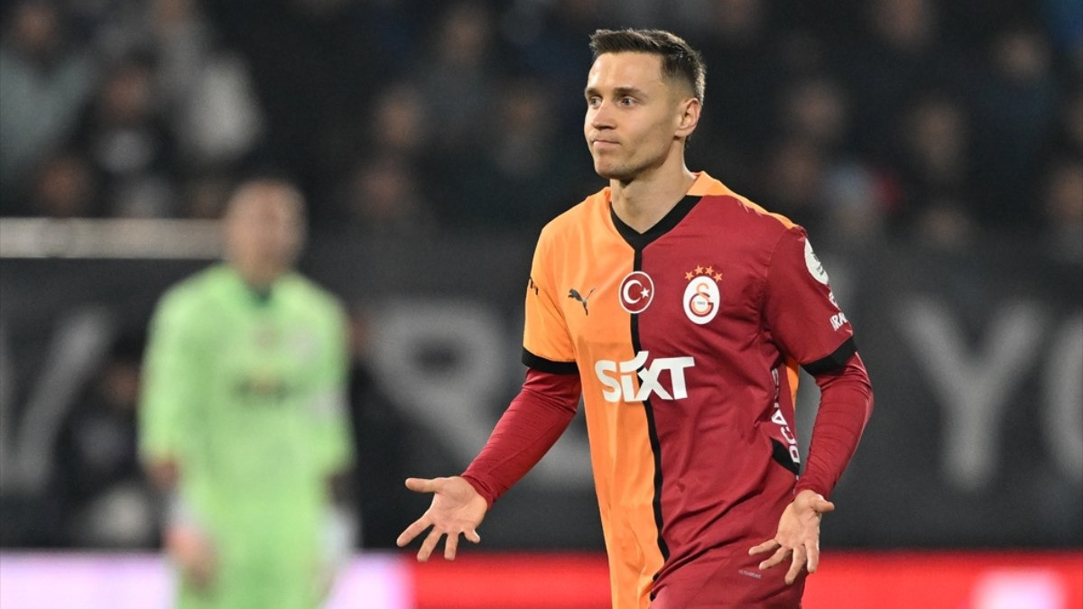 Galatasaray'ın tartışmalı oyuncusu takımdan ayrılıyor