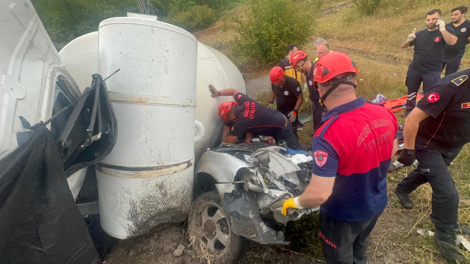 Feci kazada beton mikseri, otomobilin üzerine devrildi; Bir ölü, bir yaralı