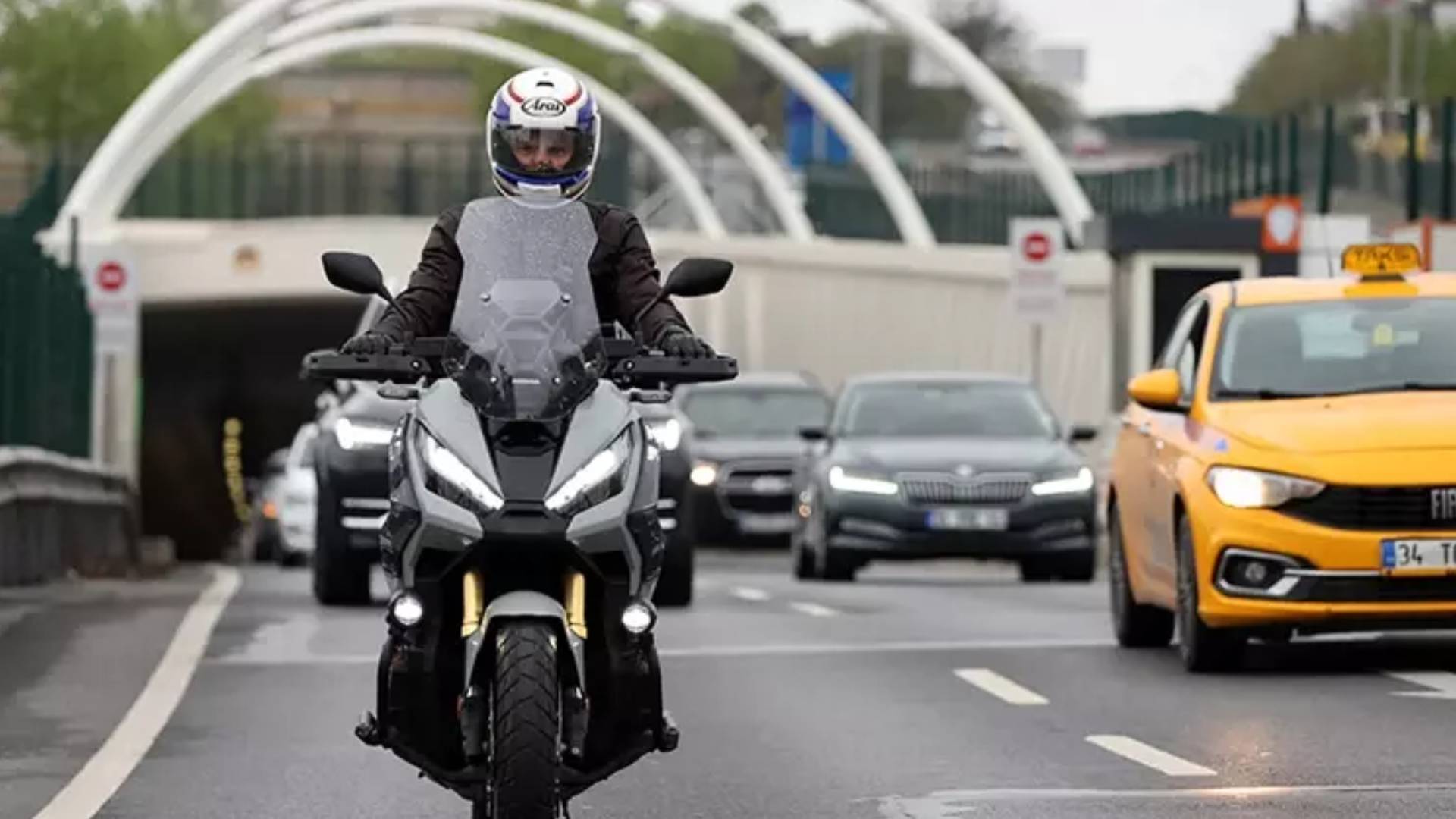 Yeni Trafik Yönetmeliği Yürürlükte: Motosiklet, Bisiklet ve Traktör Sürücülerine Gözlük ve Eldiven Zorunluluğu