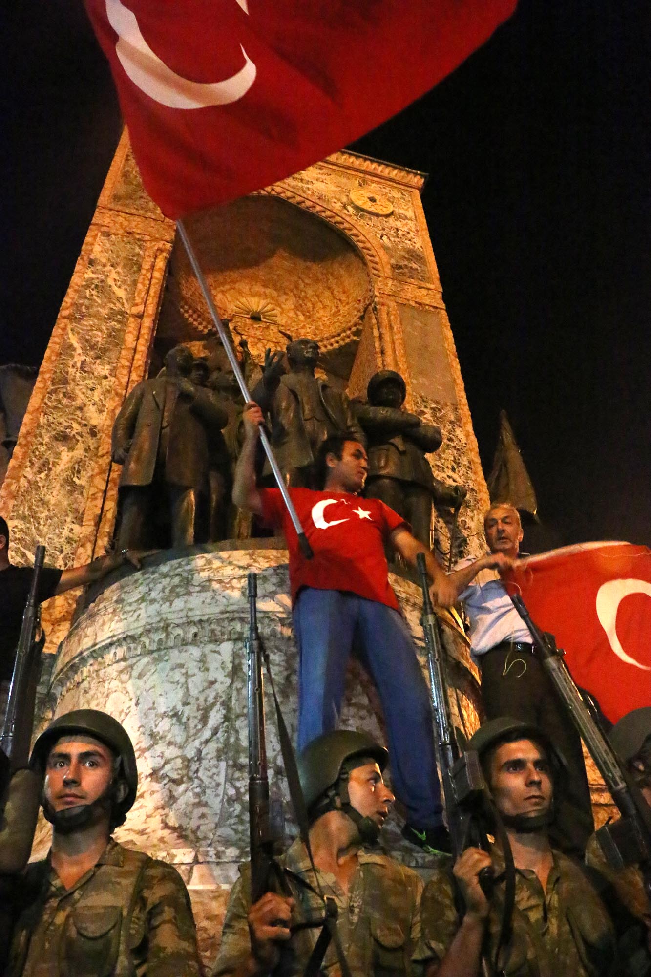 Taksim Meydanı’na vatandaşların toplanmasının ardından darbeci askerler Taksim Meydanı’ndan ayrılmaya başladı.