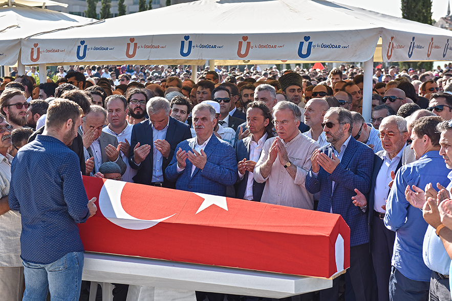 В похоронной молитве также принял участие главный редактор газеты ‘Yeni Şafak’ и член совета директоров Ибрагим Карагюль.