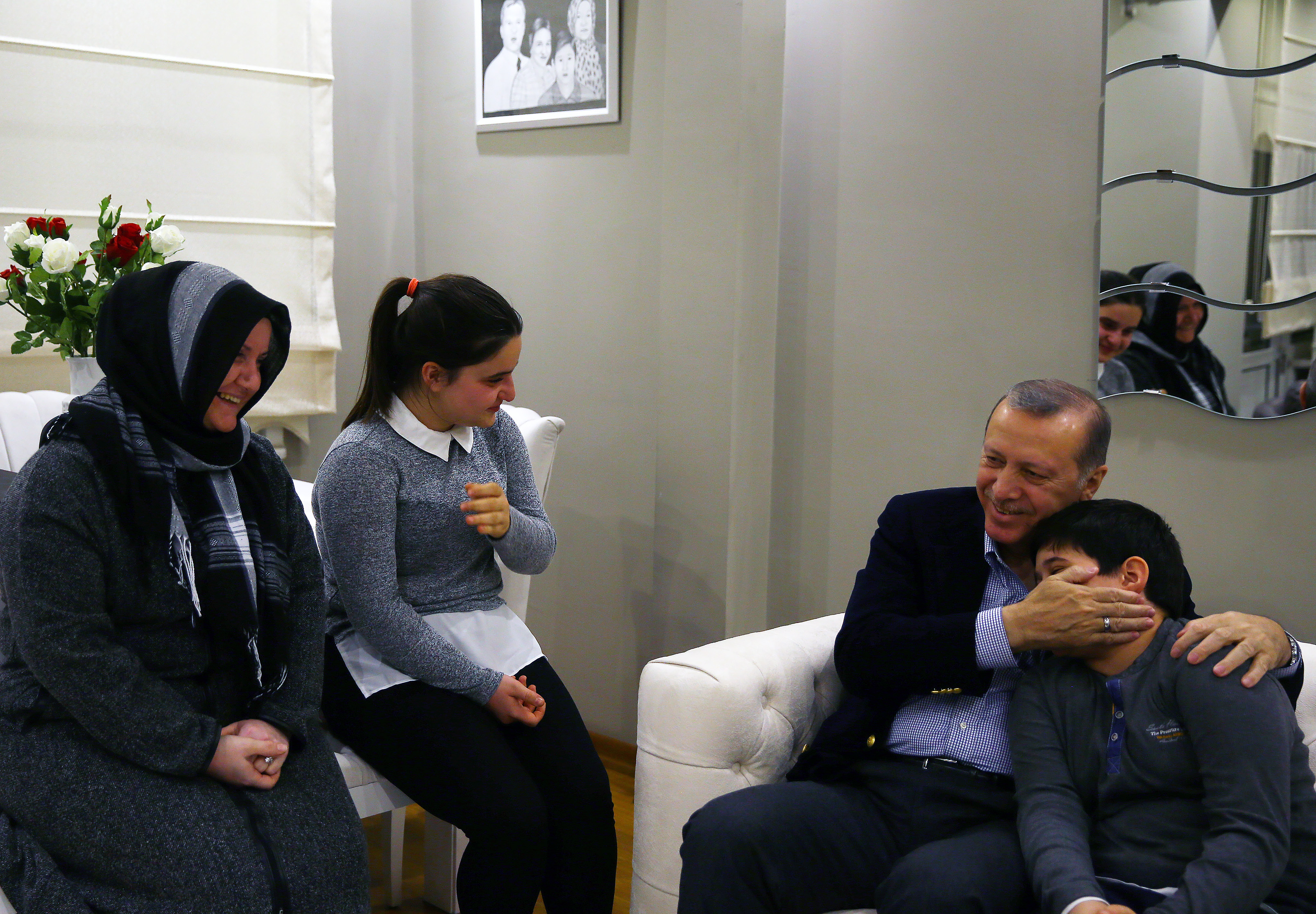 Taziye ziyaretinde bulunan Cumhurbaşkanı şehidin ailesi ile yakından ilgilendi.
