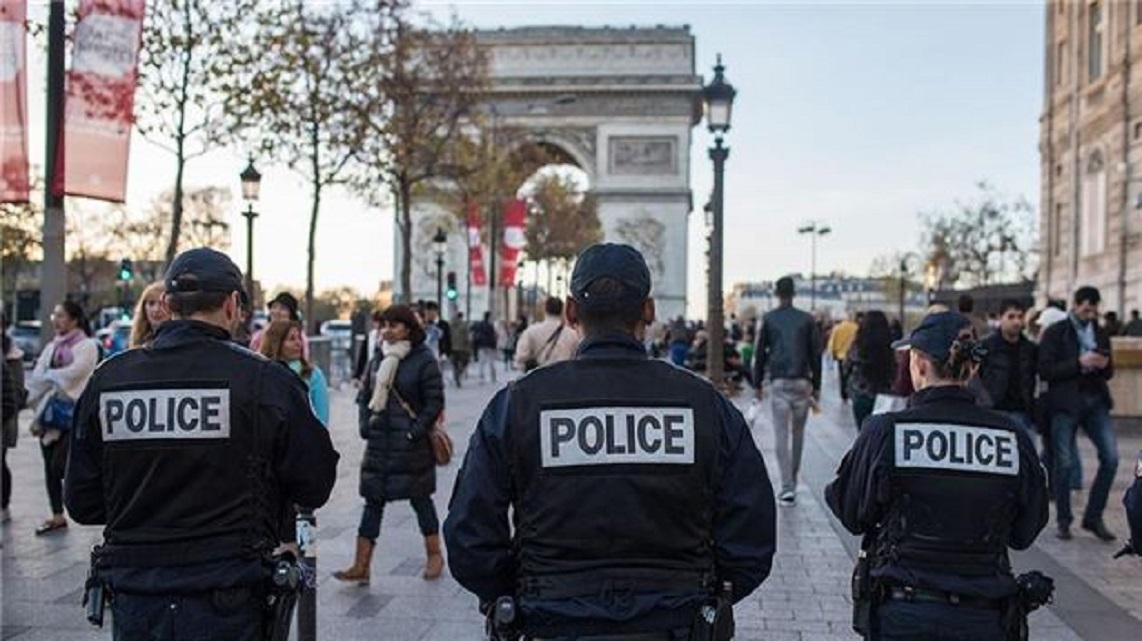 2	بعد الهجمات الإرهابیة التي شهدتها فرنسا في تشرین الأول/نوفمبر 2015 في ستة أماكن مختلفة وخلفت 137 قتیلا؛ أعلنت حكومة فرنسا تطبیق حالة الطوارئ. وآخر ذلك كان في 20 يوليو/تموز 2016 حیث أعلن عن تمدید حالة الطوارئ 6 شهور  أخرى.