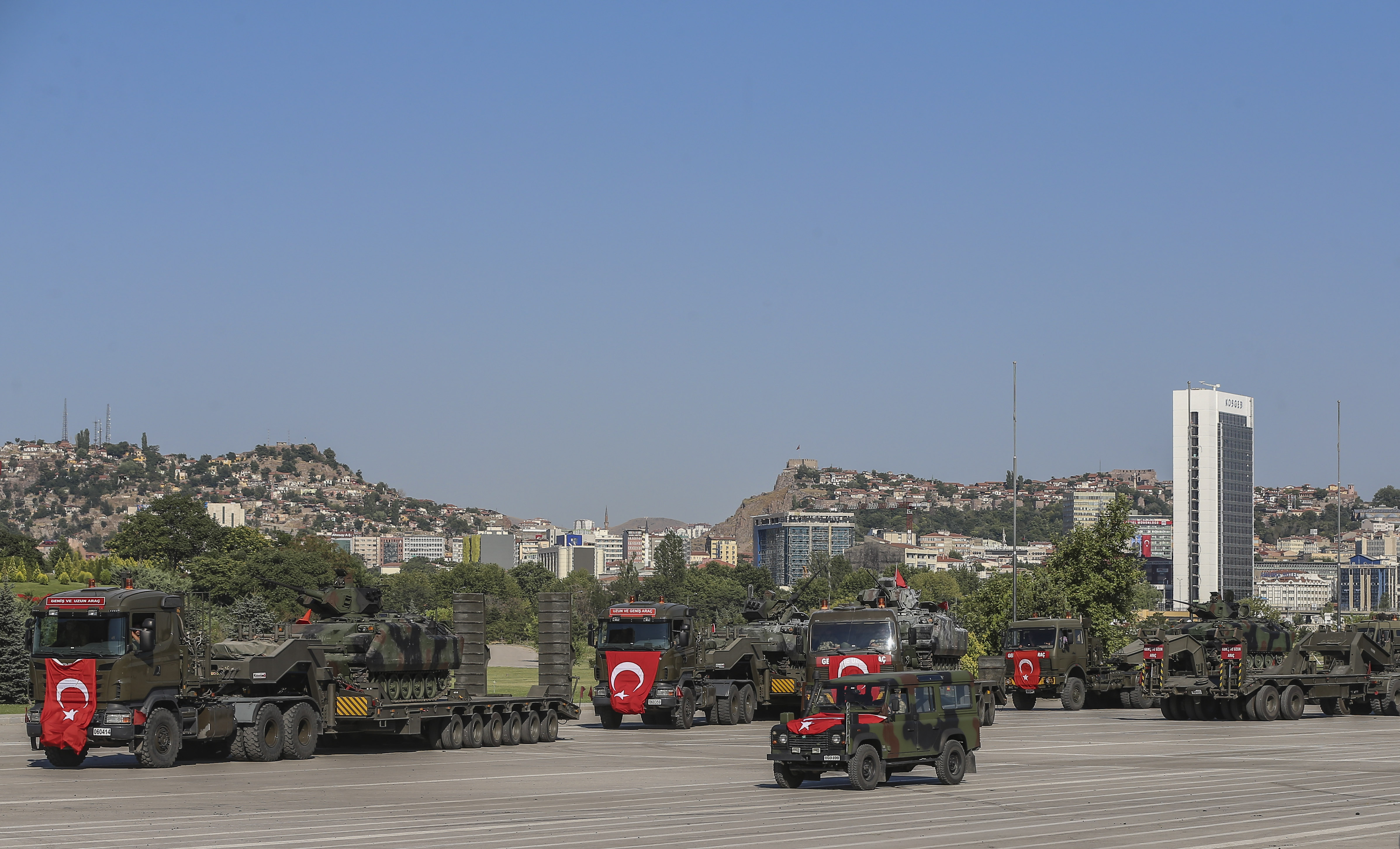 Tanks in the garden of Ankara Police Headquarters used by FETÖ soldiers were taken to the barracks by military trucks.