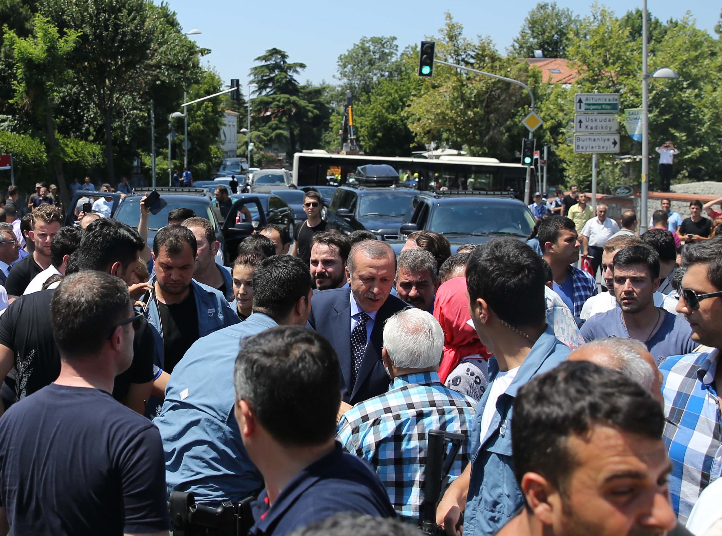 Cumhurbaşkanı Erdoğan konutu önünde toplanan halkı selamladı.