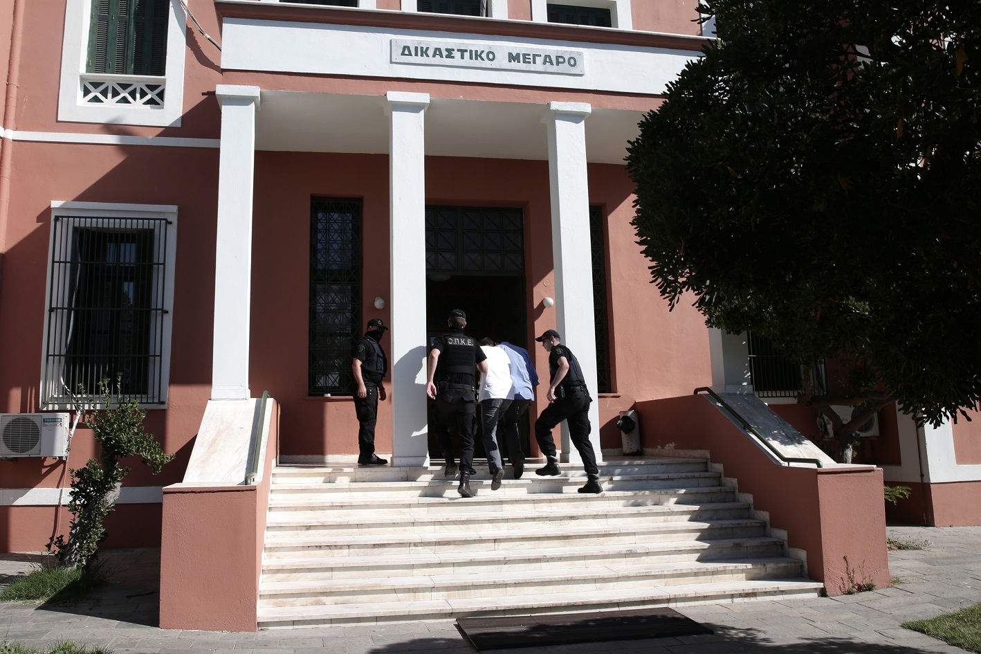 4	Defense lawyers, members of the press and three Turkish lawyers who wanted to be involved in the hearing were also allowed inside the courthouse along with the soldiers.