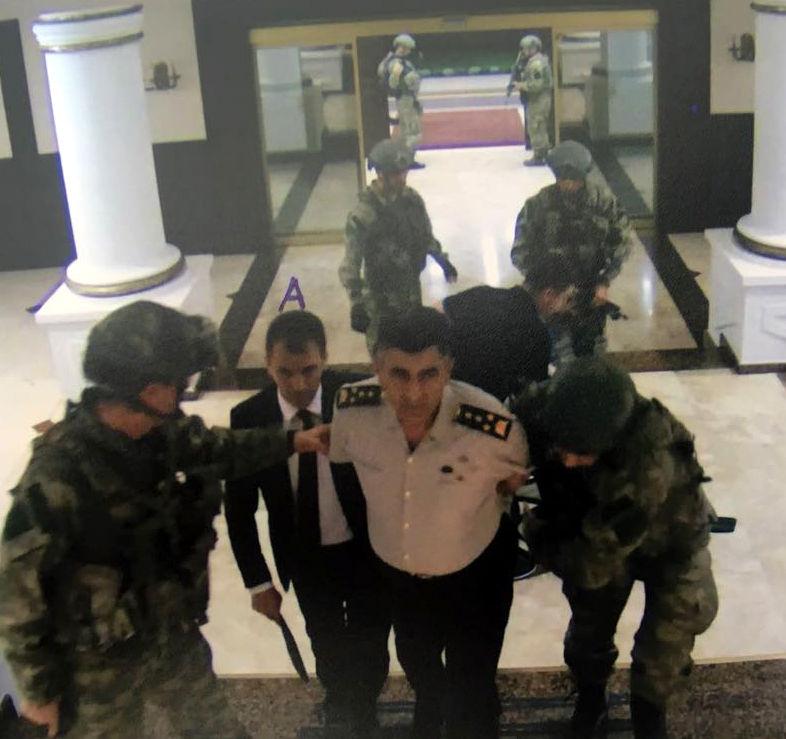 في الصورة يظهر صالح زكي جولاك أثناء القبض عليه من قِبل العساكر الانقلابيين.