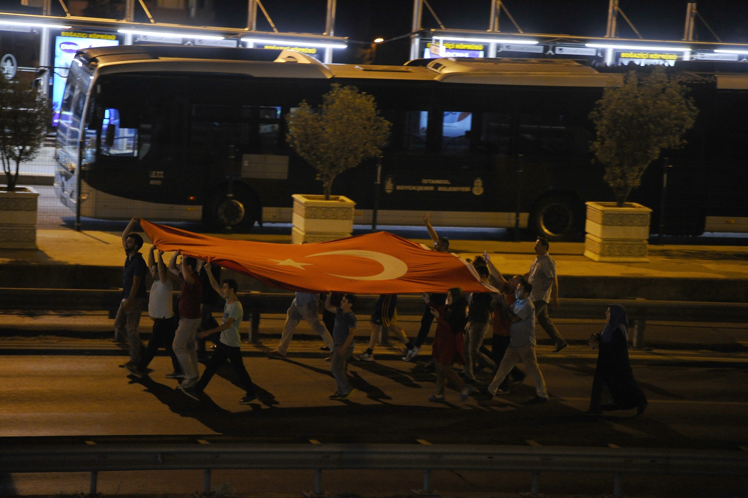 بعدما رأى المواطنون الأتراك جسرَي البوسفور، والسلطان فاتح عبر التلفاز قد أُغلقا من قبل العساكر الانقلابيّين، توافدوا أفواجًا نحوهامع نداء الرئيس أردوغان للشعب بالنزول نحو الميادين.