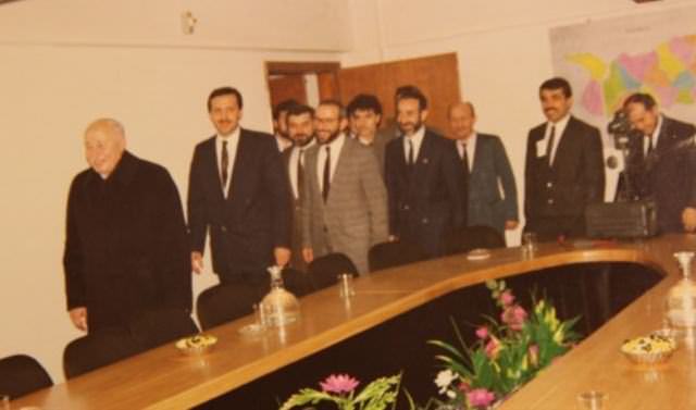 أُنتخب عام 1976 لرئاسة جناح الشباب لحزب السلامة القومي في مقاطعة بي أوغلو, واُنتخب في نفس العام لرئاسة أجنحة الشباب لحزب السلامة القومي لولاية اسطنبول.
