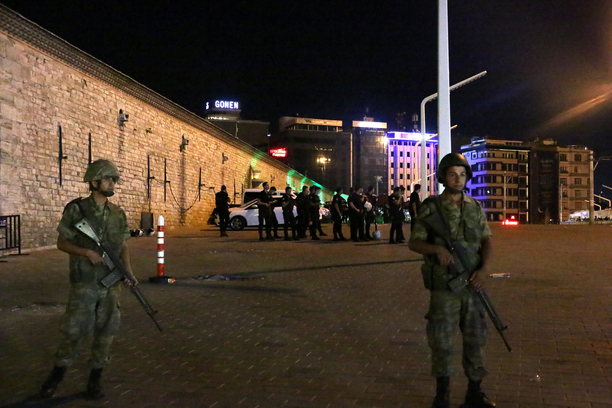 Coup soldiers in Taksim Square started gathering around the Republic Memorial.