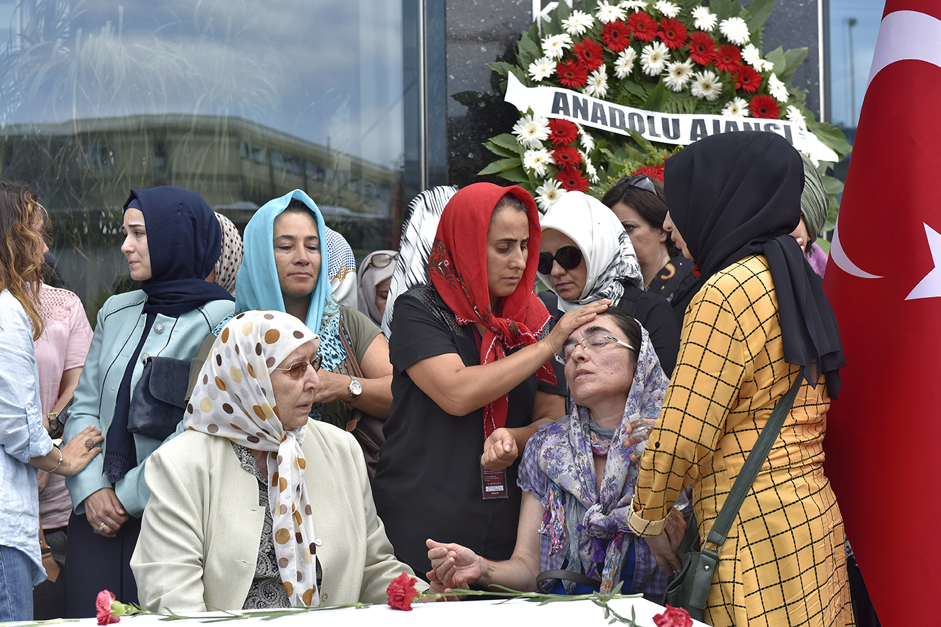 Cambaz'ın çalışma arkadaşları tören esnasında fenalaşan şehidin eşini sakinleştirmeye çalıştı.