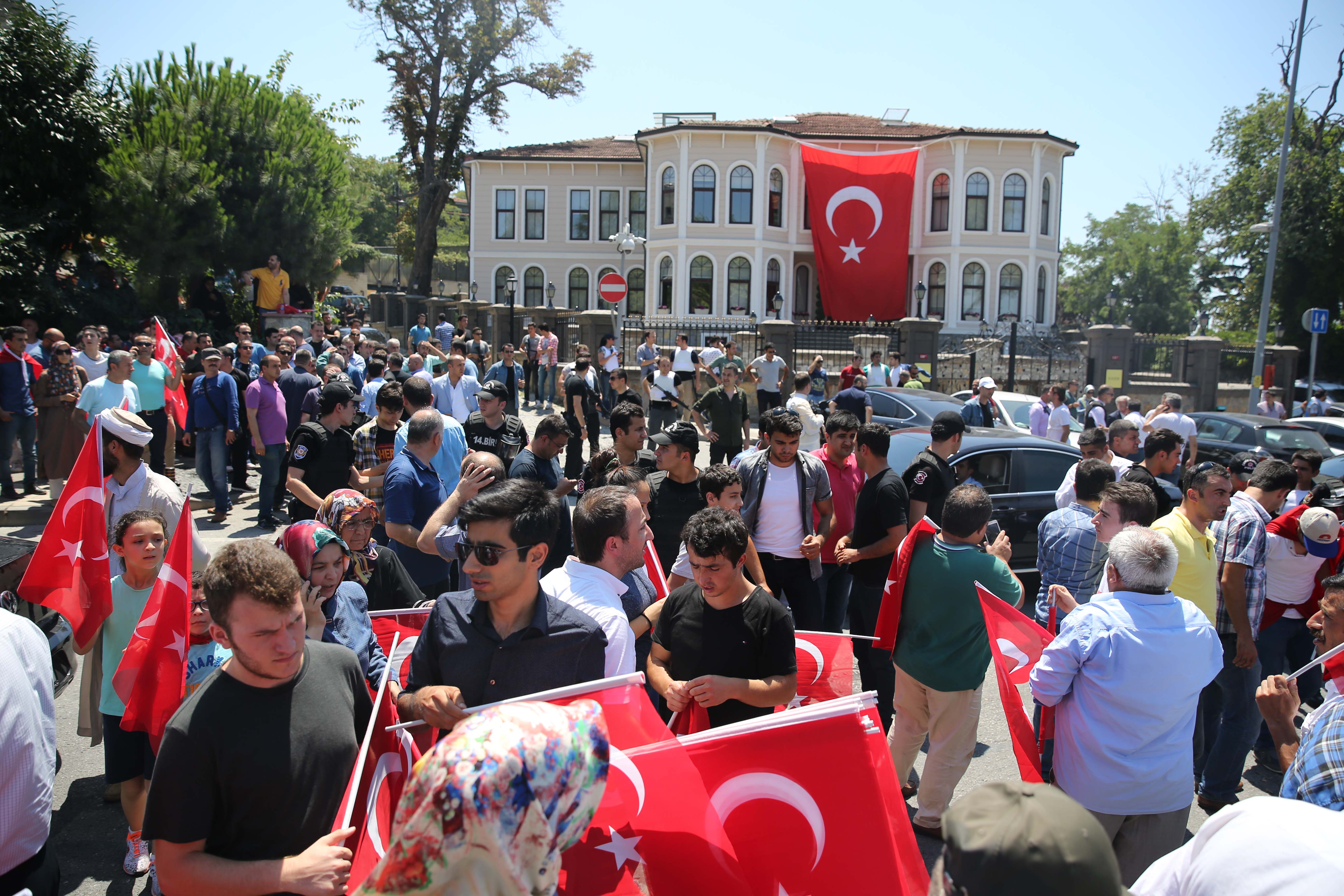 8-	اتخاذ إجراءات أمنية مشددة  لحماية رئيس الجمهورية أردوغان.