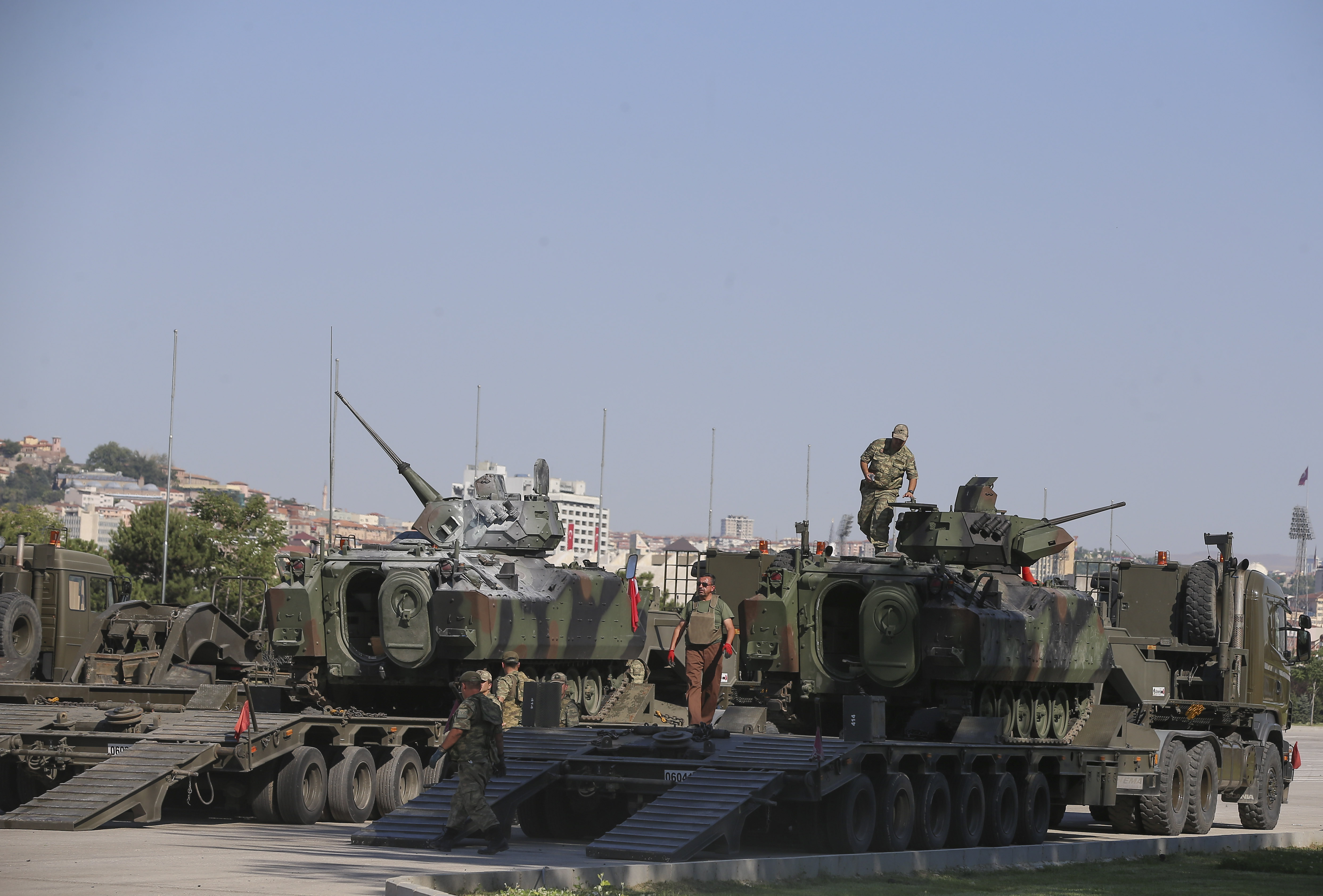 Örgüt mensuplarınca darbe girişiminde kullanılan Ankara Emniyet Müdürlüğü’nün bahçesindeki tanklar, askeri tırlarla kışlaya çekildi.
