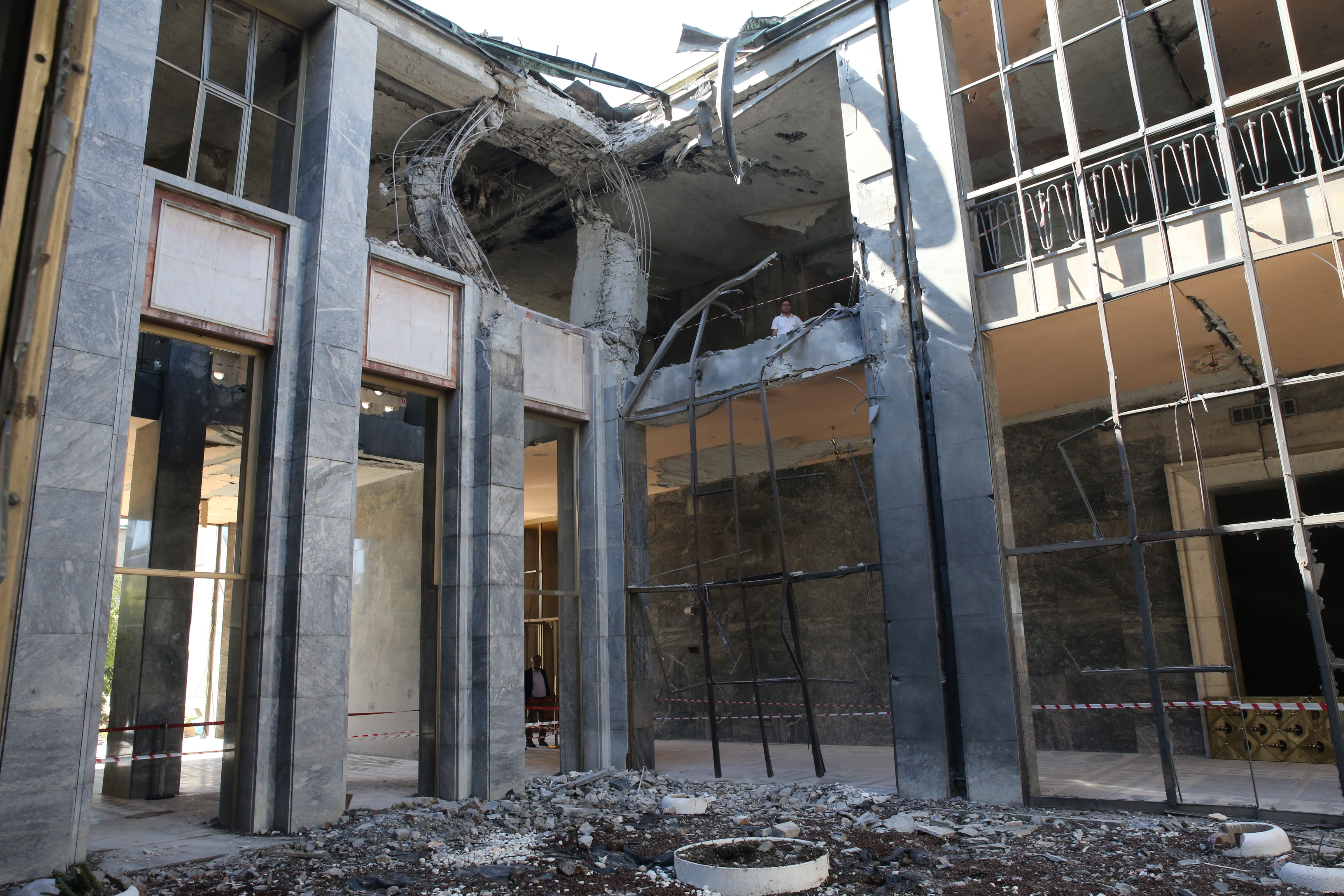 Meclis binasına atılan bombaların verdiği hasar gün ağarınca ortaya çıktı.