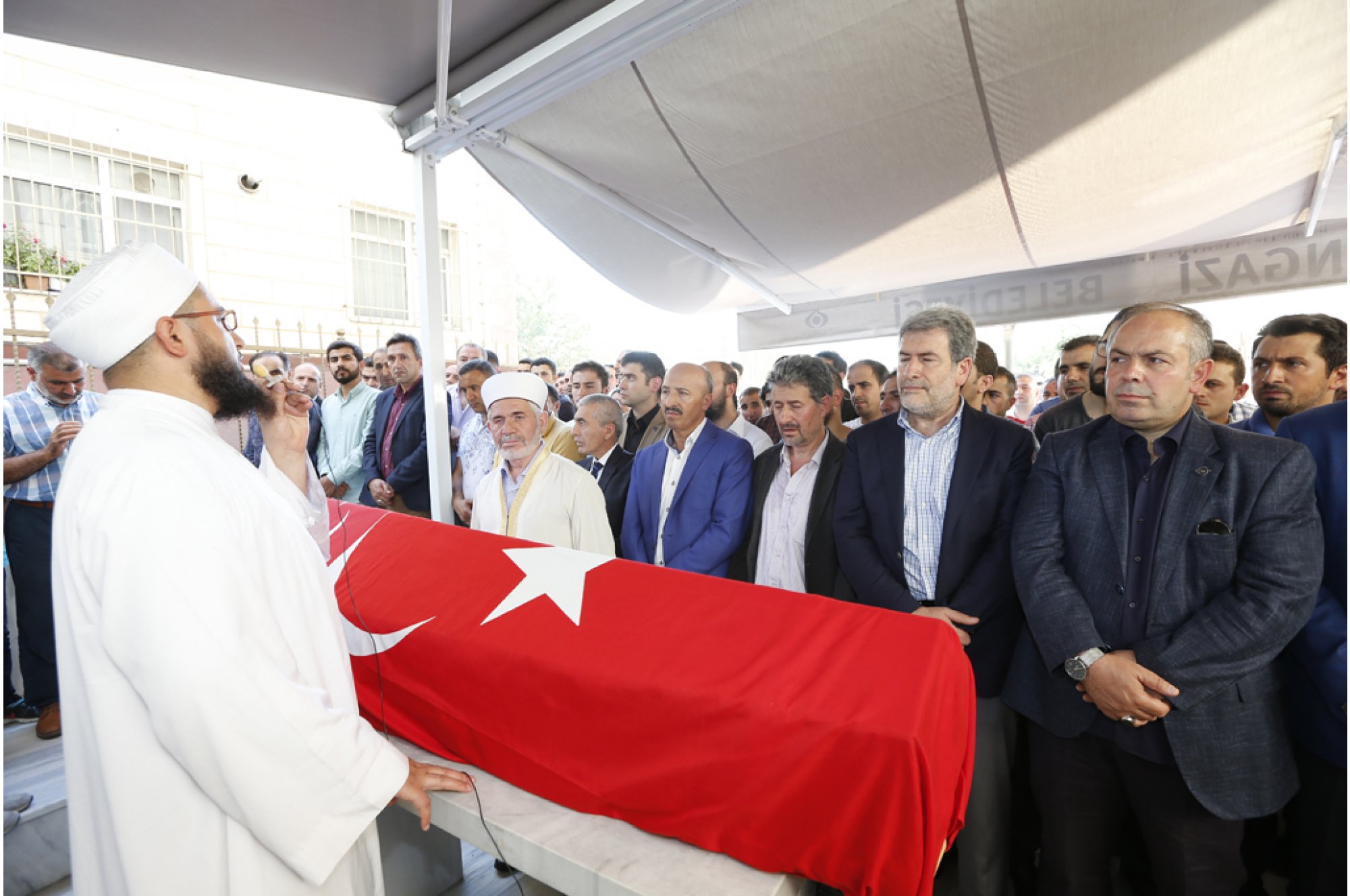 Cenaze törenine Dündar'ın ailesi ve yakınlarının yanı sıra İstanbul Milletvekili Halis Dalkılıç, Sultangazi Belediye Başkanı Cahit Altunay  ile çok sayıda vatandaş katıldı.