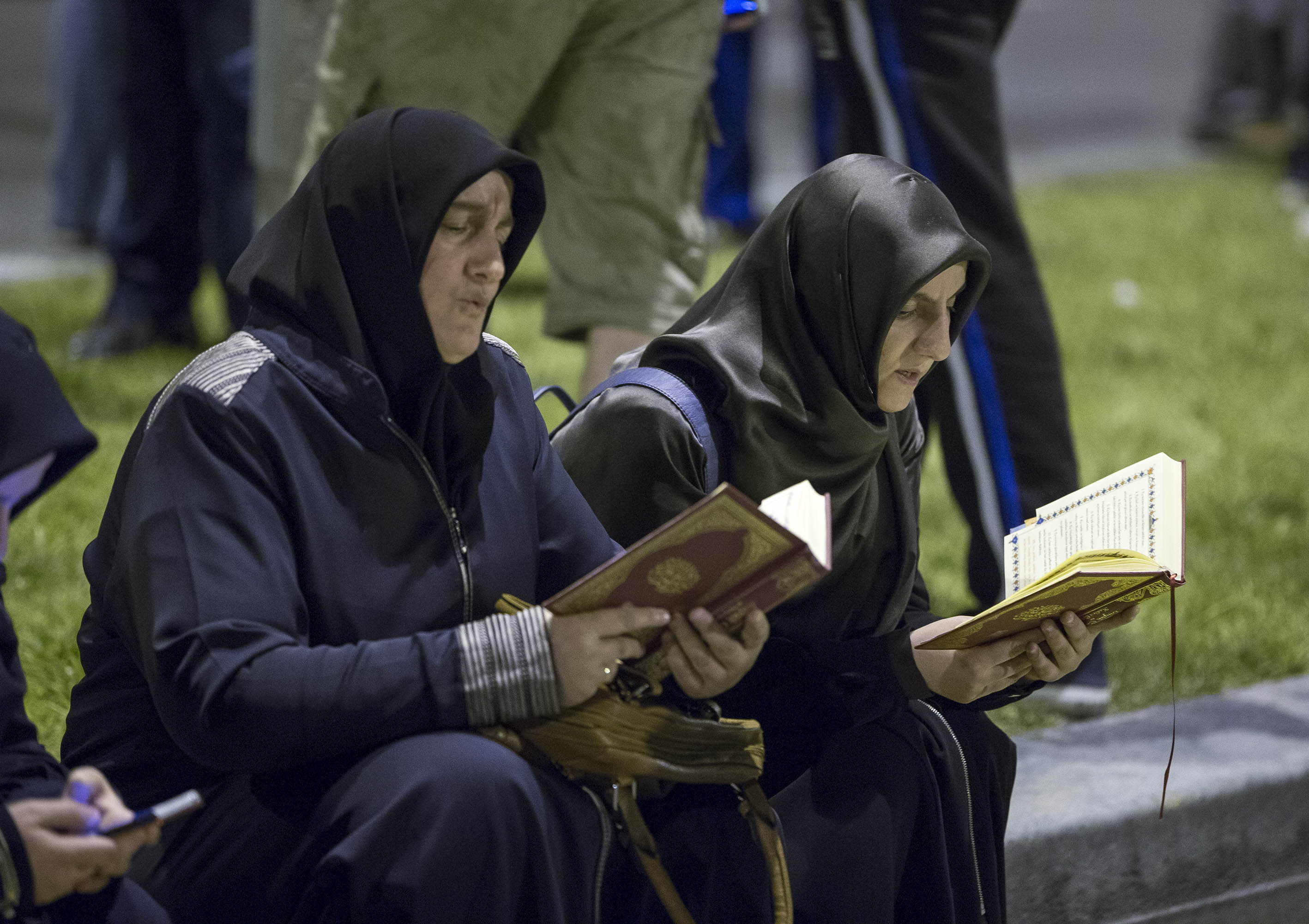 Külliye önünde Kur'an okuyan vatandaşlar.
