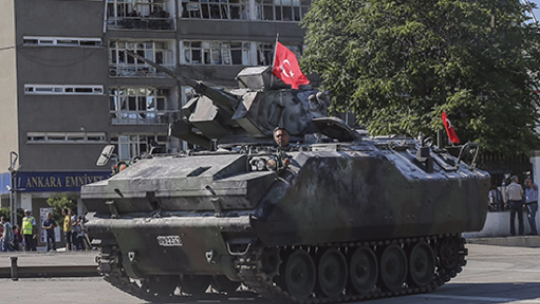 سحب الدبابات في أنقرة إلى الثكنات 