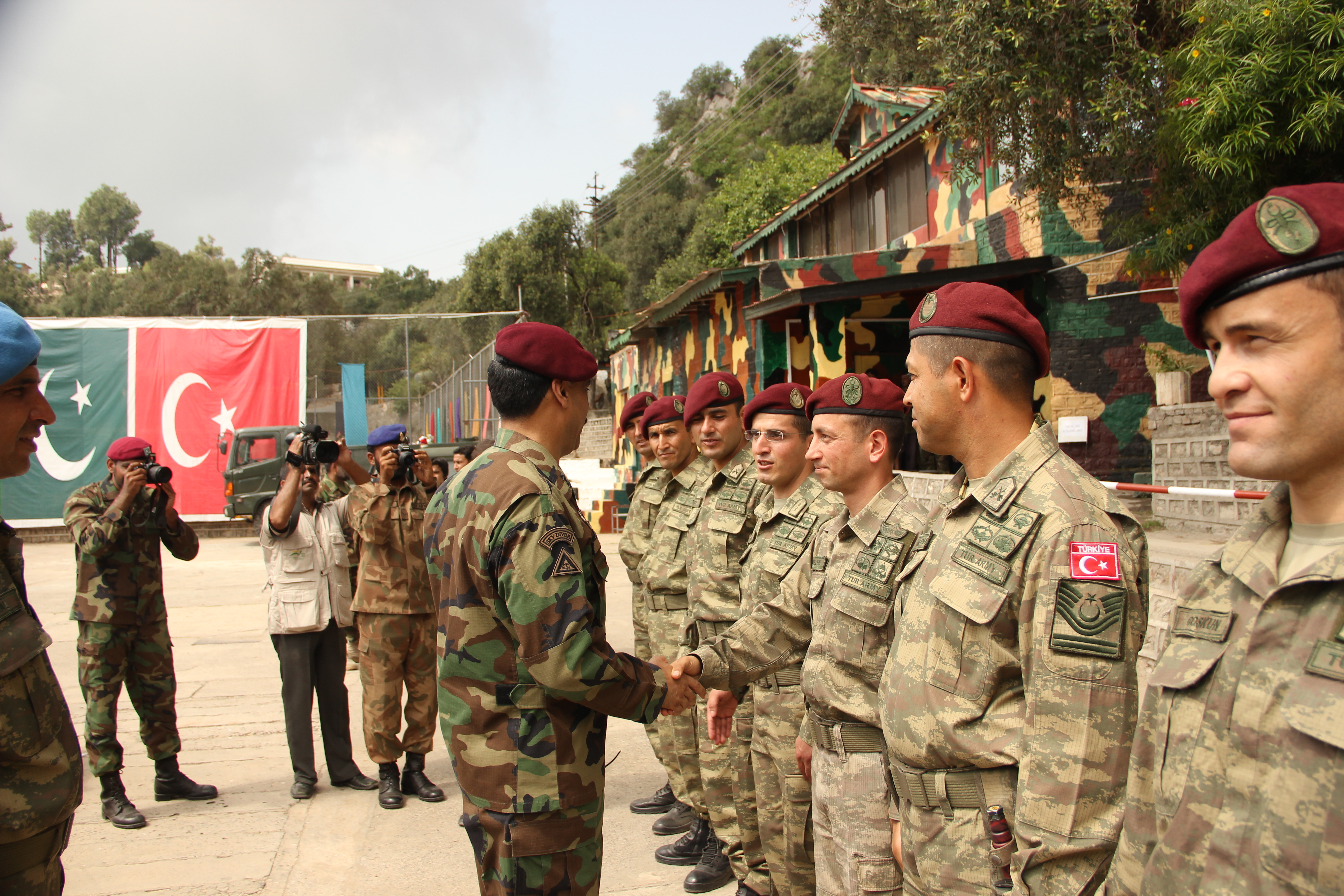 Tatbikatın sonunda dönemin Pakistan Özel Kuvvetler Komutanı, gösterdiği başarıdan dolayı Halisdemir'i tebrik ederek kendisine brövesini takmıştı.