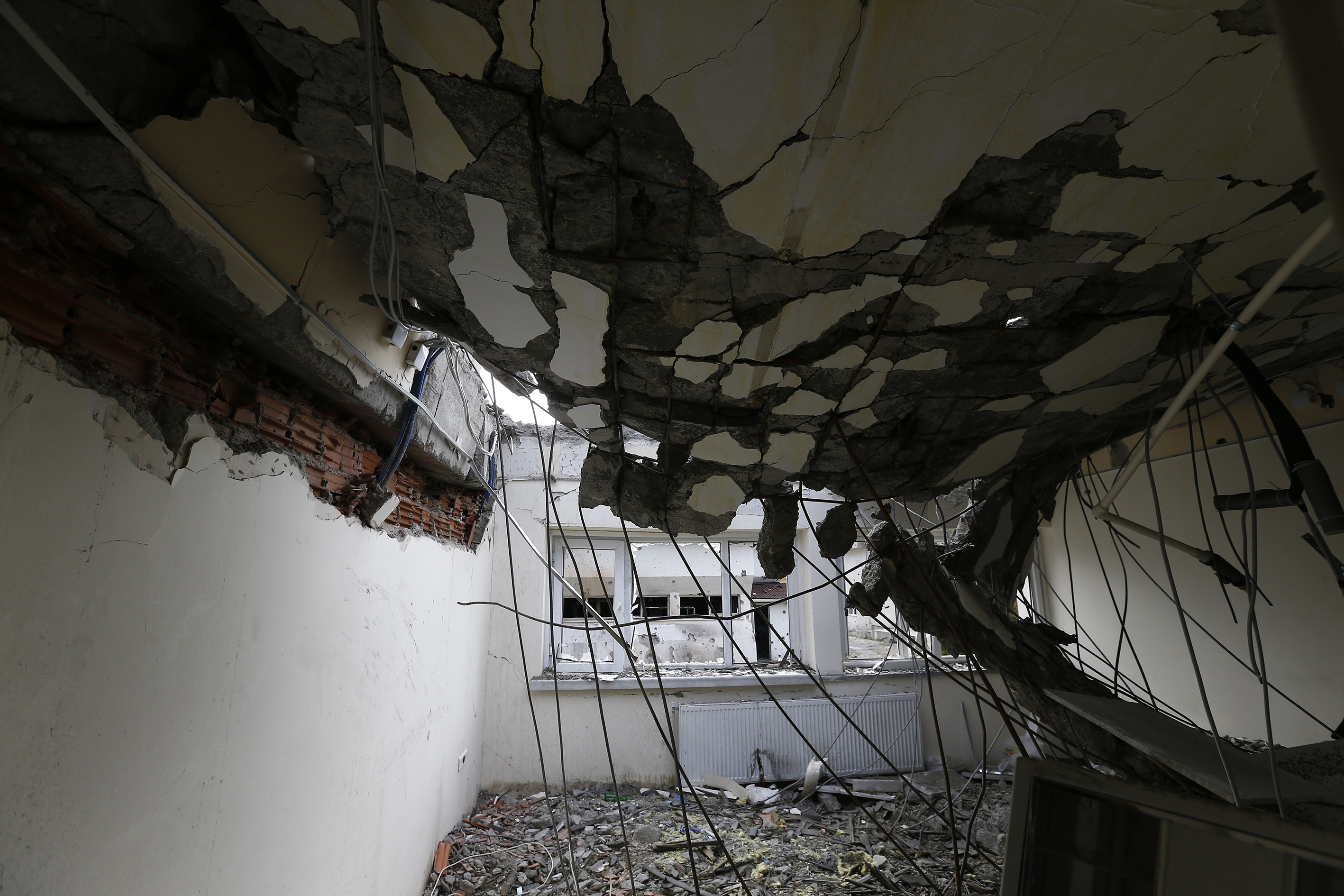 Türksat kampüsüne atılan bombaların verdiği hasar gün ağarınca ortaya çıktı.