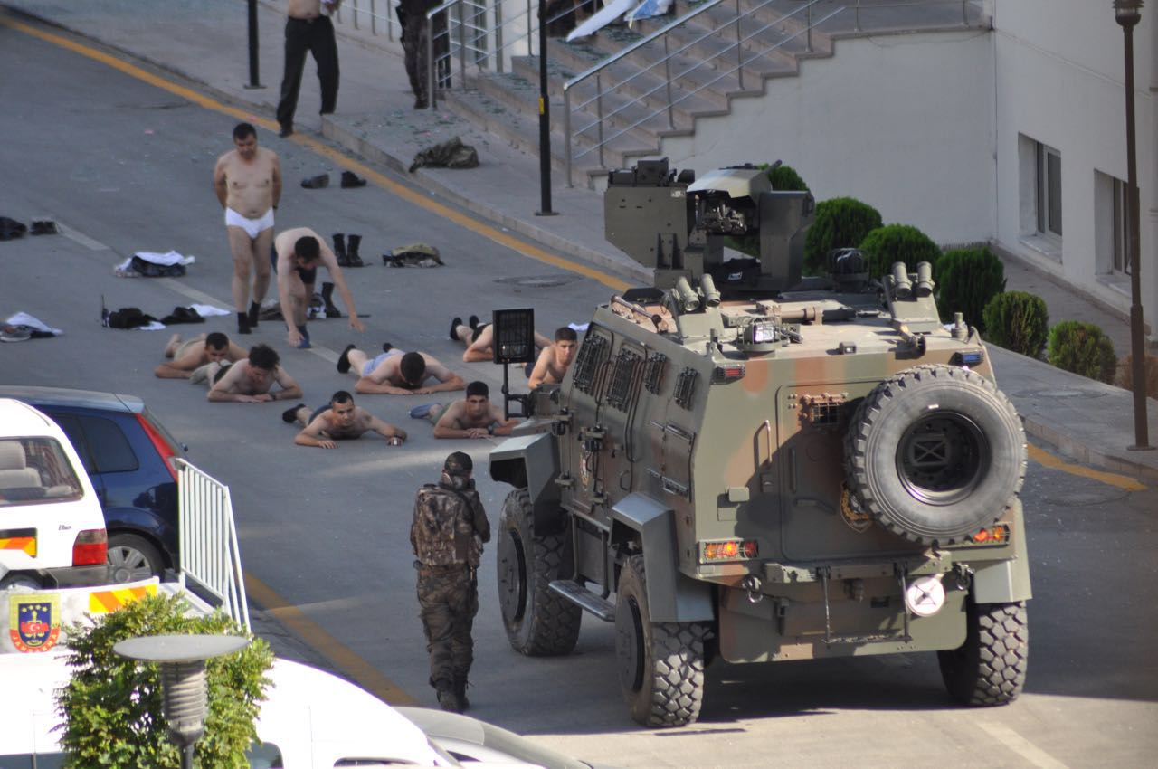 خلال العمليّة التي نفّذتها قوات الشّرطة الخاصّة للسيطرة على مبنى القيادة العامة لقوات الدرك؛ قُبِض على نحو 200 من الجنود الانقلابيين.