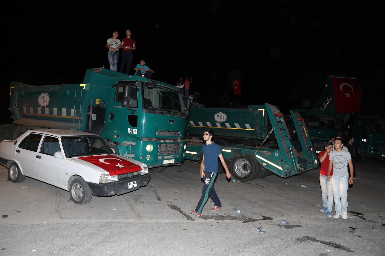 تمّ إطلاق وابل من الرصاص على المواطنين الذين أرادوا منع إقلاع الطائرات من قاعدة أكنجي الموجودة في كازان بأنقرة حيث استشهد ثمانية أشخاص، وجُرح 40 شخصاً.