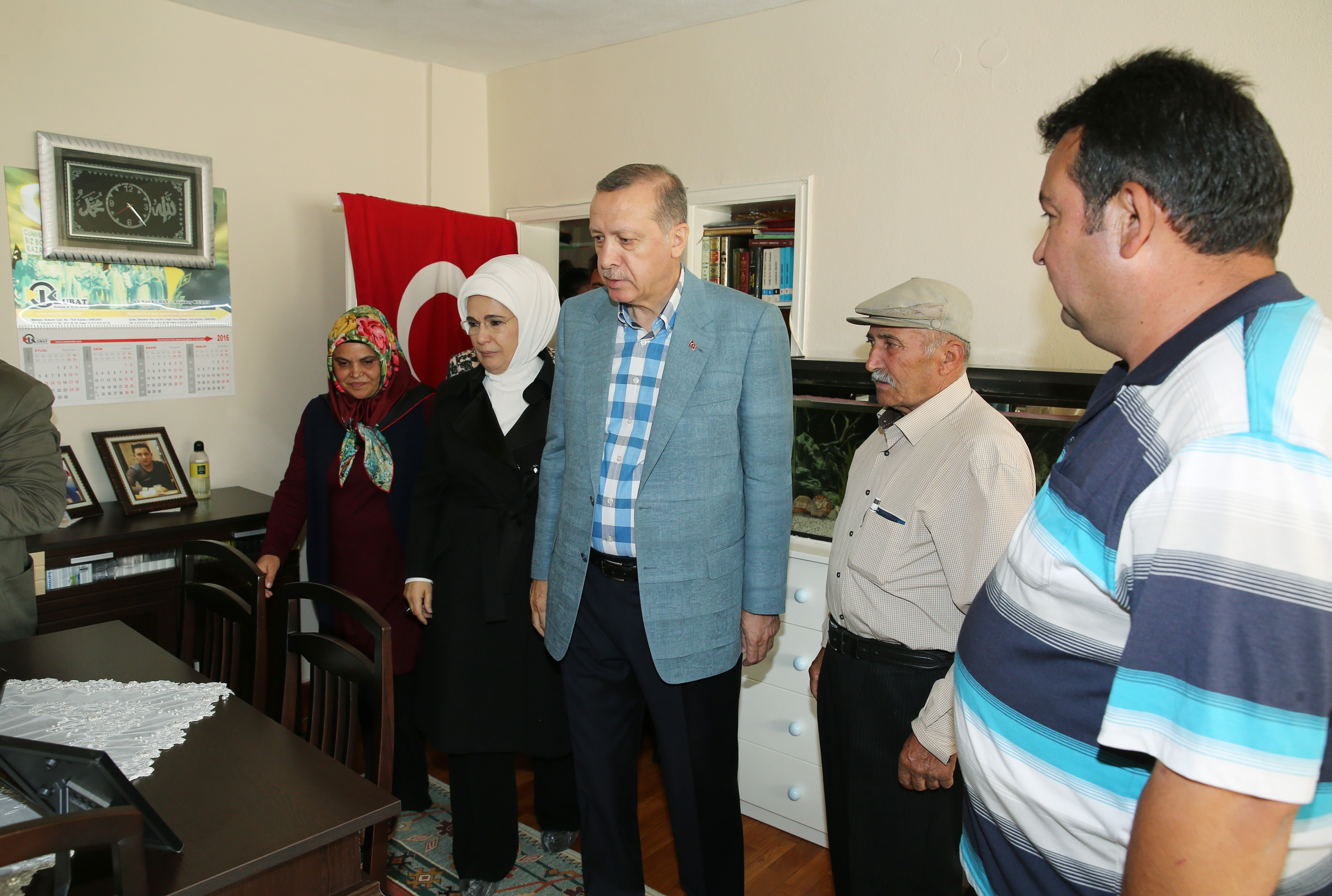 Cumhurbaşkanı Recep Tayyip Erdoğan ve eşi Emine Erdoğan, Ankara'nın Kazan İlçesi'nde darbe girişiminin yaşandığı 15 Temmuz günü şehit olan Ömer Takdemir'in ailesine taziye ziyaretinde bulundu.