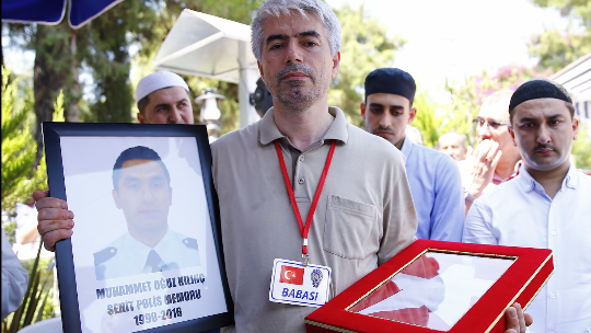 Şehit polisin babası oğlu için türkü besteledi