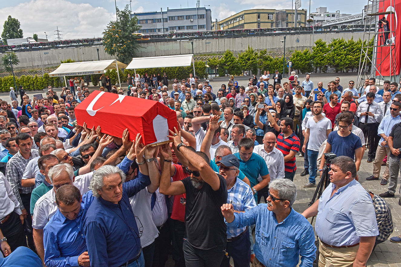 Церемония прощания с Джамбазом проводилась в здании холдинга Топкапы Албайрак.