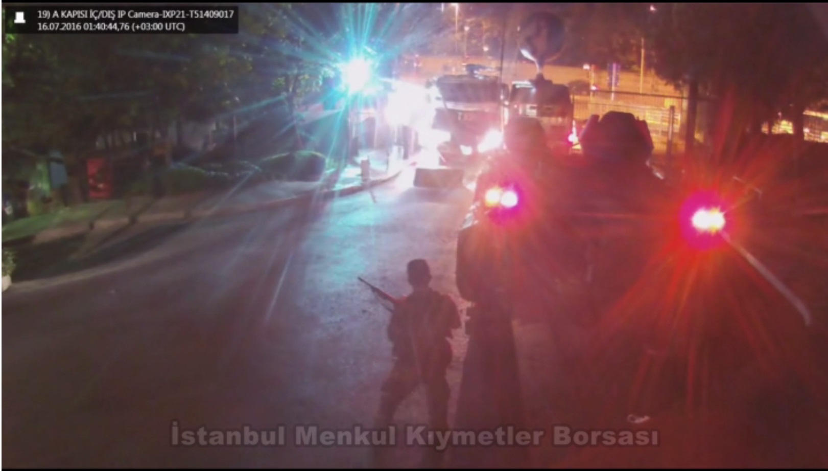 الجنود الانقلابيون يطلقون النار على سيارات التدخل الاجتماعي متخذين سيارة مدرّعة كدرع لهم.