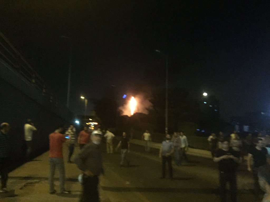وفي مساء يوم 15 تموز/يوليو، قام عساكر الانقلاب بالهجوم على مديرية أمن أنقرة بواسطة مروحيات سيكورسكي، و طائرات إف-16.