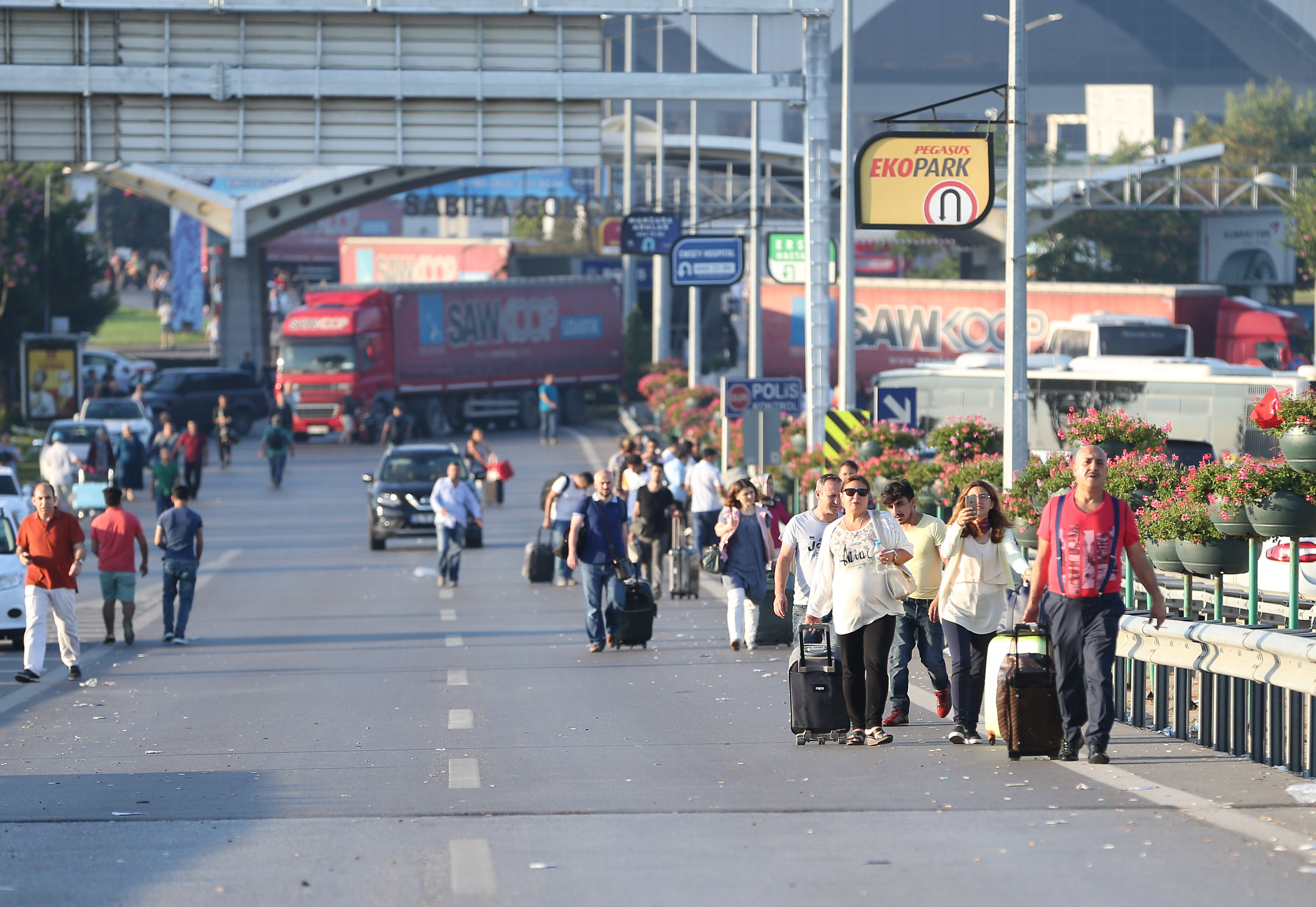 بدأ المواطنون في الابتعاد عن المنطقة حاملين حقائبهم نتيجة إلغاء رحلات الطيران من المطار.