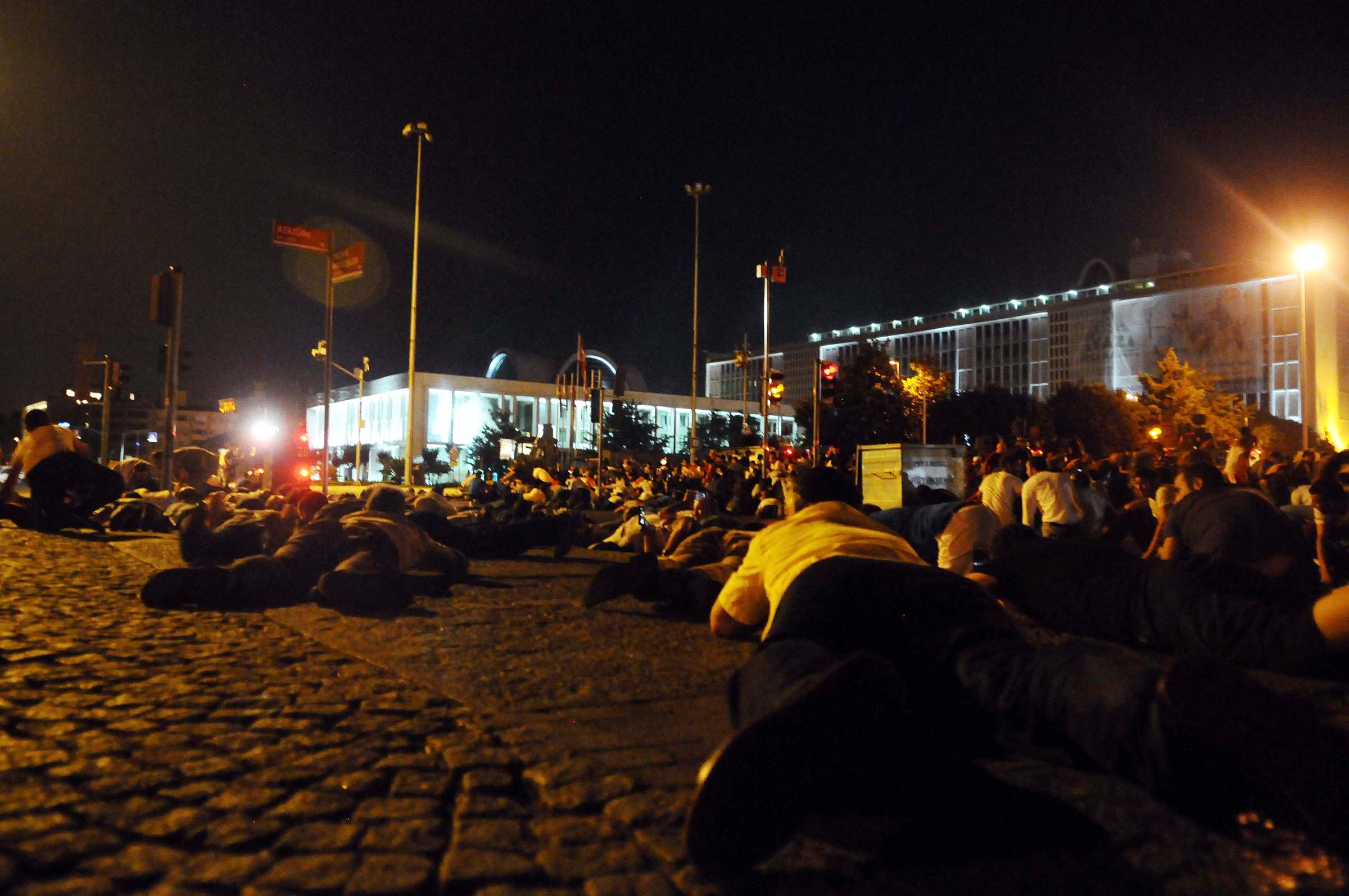 В результате огня, открытого путчистами, за пределами здания Администрации города Стамбул, возле которого произошло одно из самых ожесточенных столкновений, гражданские лица, в целях безопасности, бросились на землю.