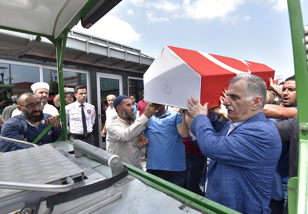 Albayrak Grubu Yönetim Kurulu Başkanı Ahmet Albayrak, şehidin tabutunu cenaze aracına yüklüyor.
