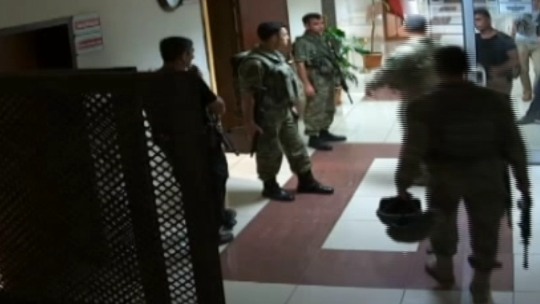 Darbeciler Diyarbakır adliye binasına zırhlı araçlarla girdiler
