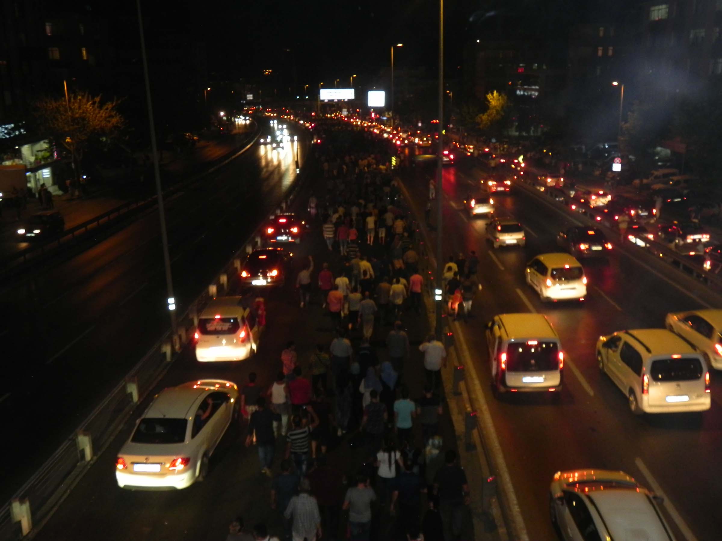 Тысячи людей, которые шли к аэропорту Ататюрк и метробусы, чьи рейсы были остановлены, образовали огромный человеческий поток. Те, у кого  были автомобили, также вышли на улицы, сигналя клаксоном.