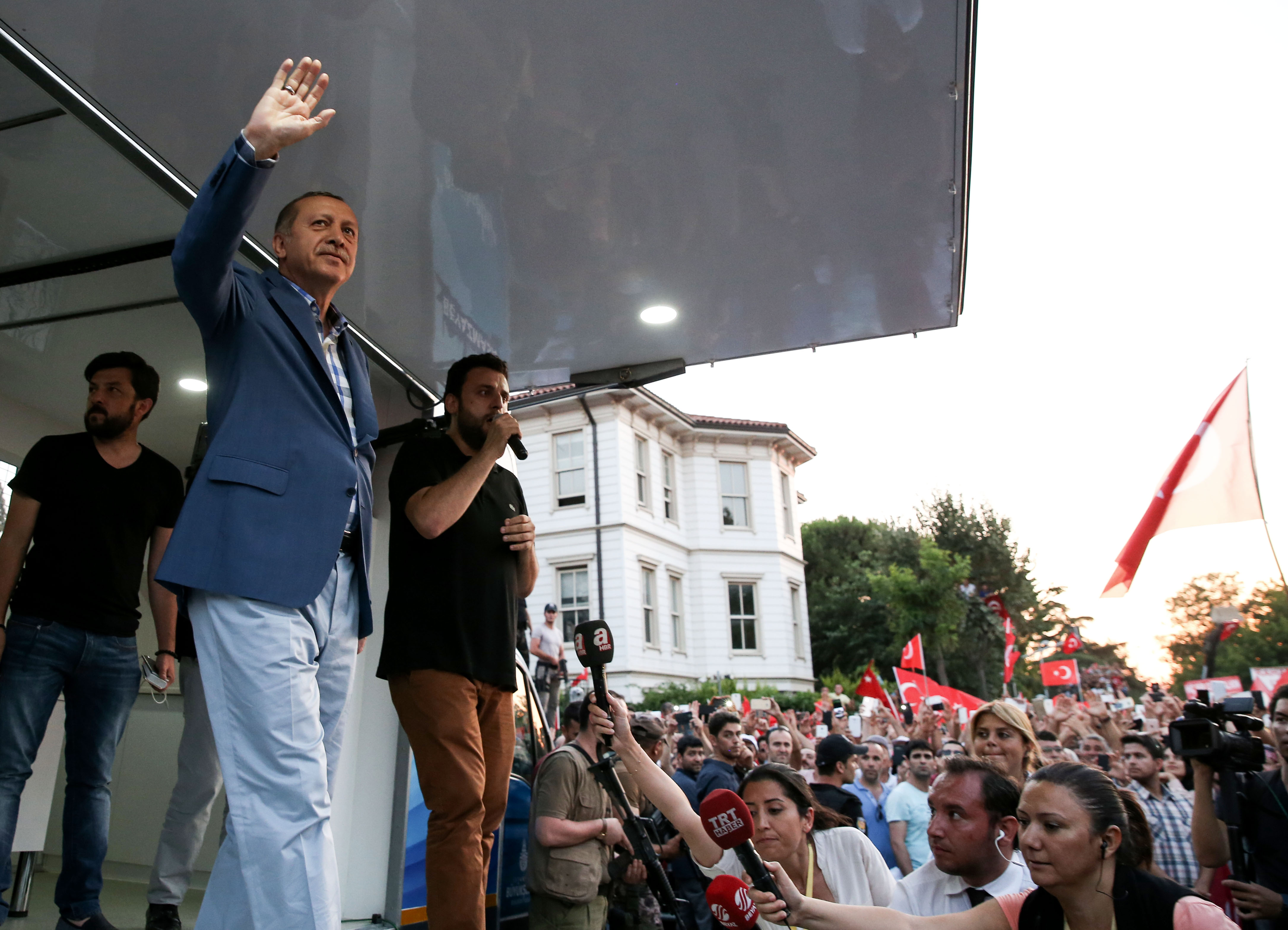 Cumhurbaşkanı Erdoğan, bölücü terör örgütü FETÖ mensuplarının darbe girişimine tepki  göstermek amacıyla Üsküdar Kısıklı'da toplanan vatandaşlara seslendi.