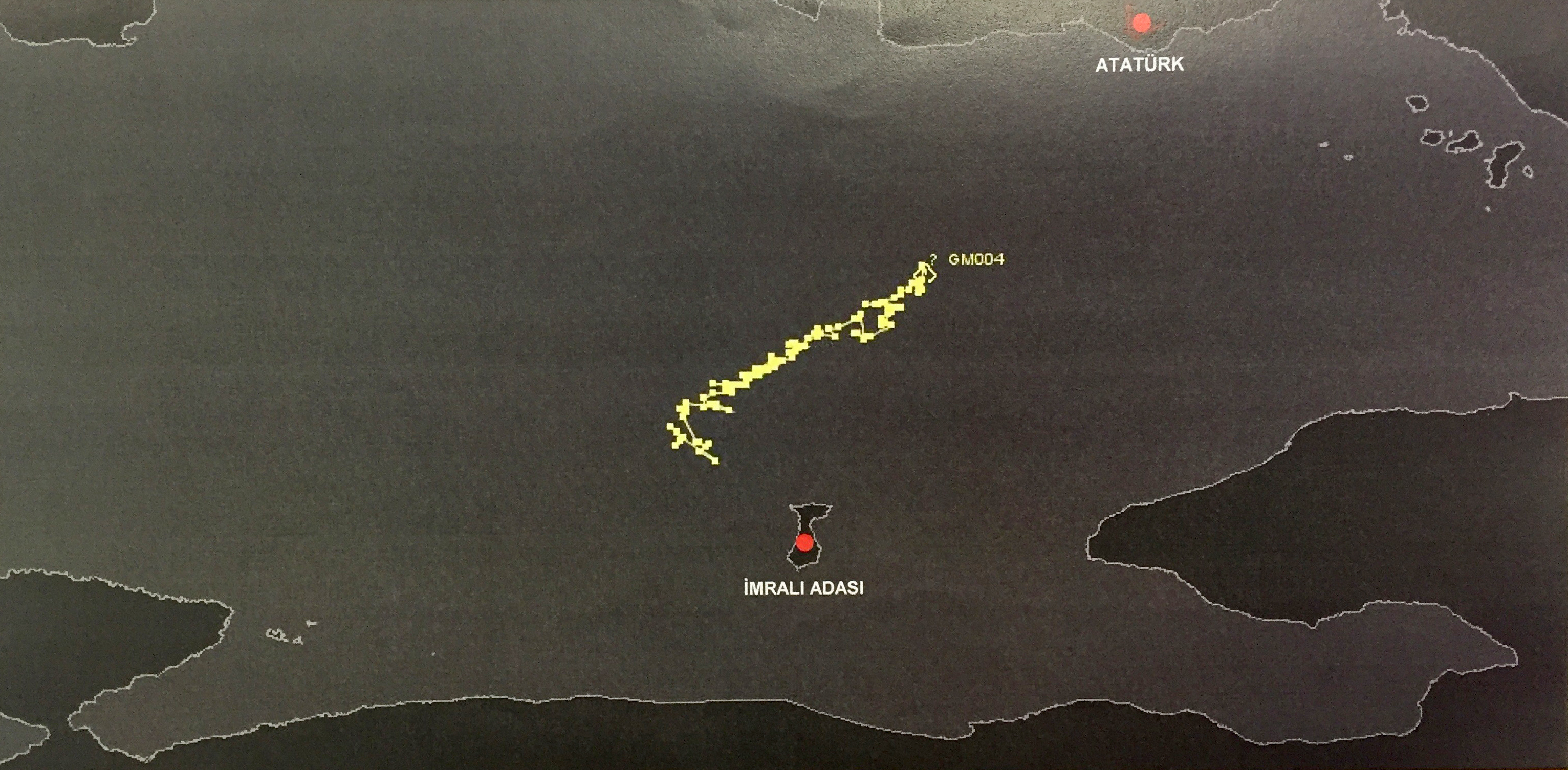Helikopterlerin İmralı Adası çevresinde yoğun şekilde uçtukları tespit edildi. İmralı Adası üzerinde farklı saatlerde, farklı helikopterlerin hava trafiği kayıtlara yansıdı.