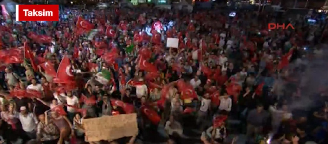 Taksim Meydanı'nda demokrasi nöbeti