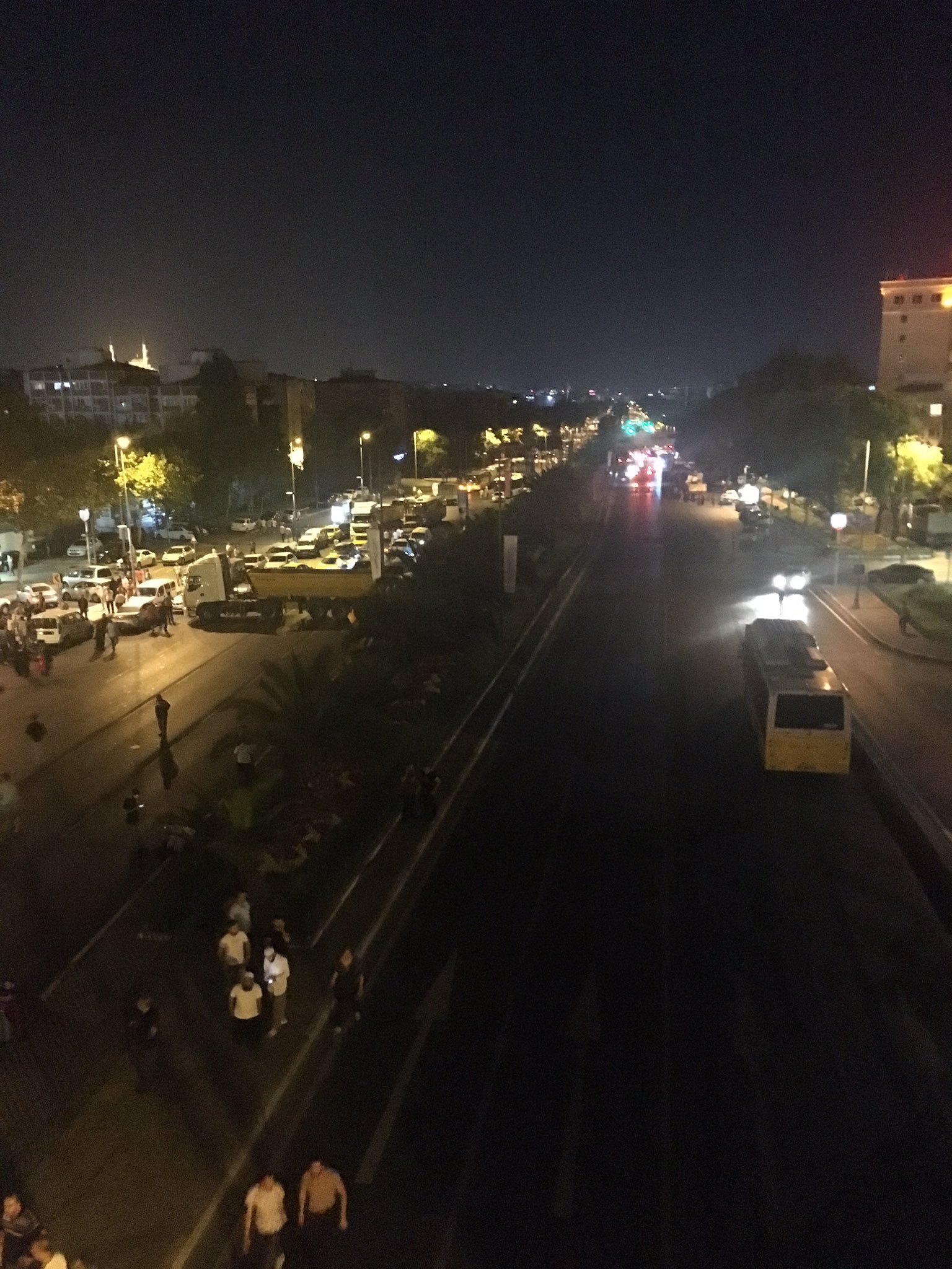قامت قوات الأمن ومعهم المواطنون بإغلاق شارع الوطن بصف شاحنة حفريات في وسط الشارع بالعرض مانعين بذلك وصول الدبابات إلى مقرّ مديرية أمن إسطنبول الكائن بشارع الوطن.
