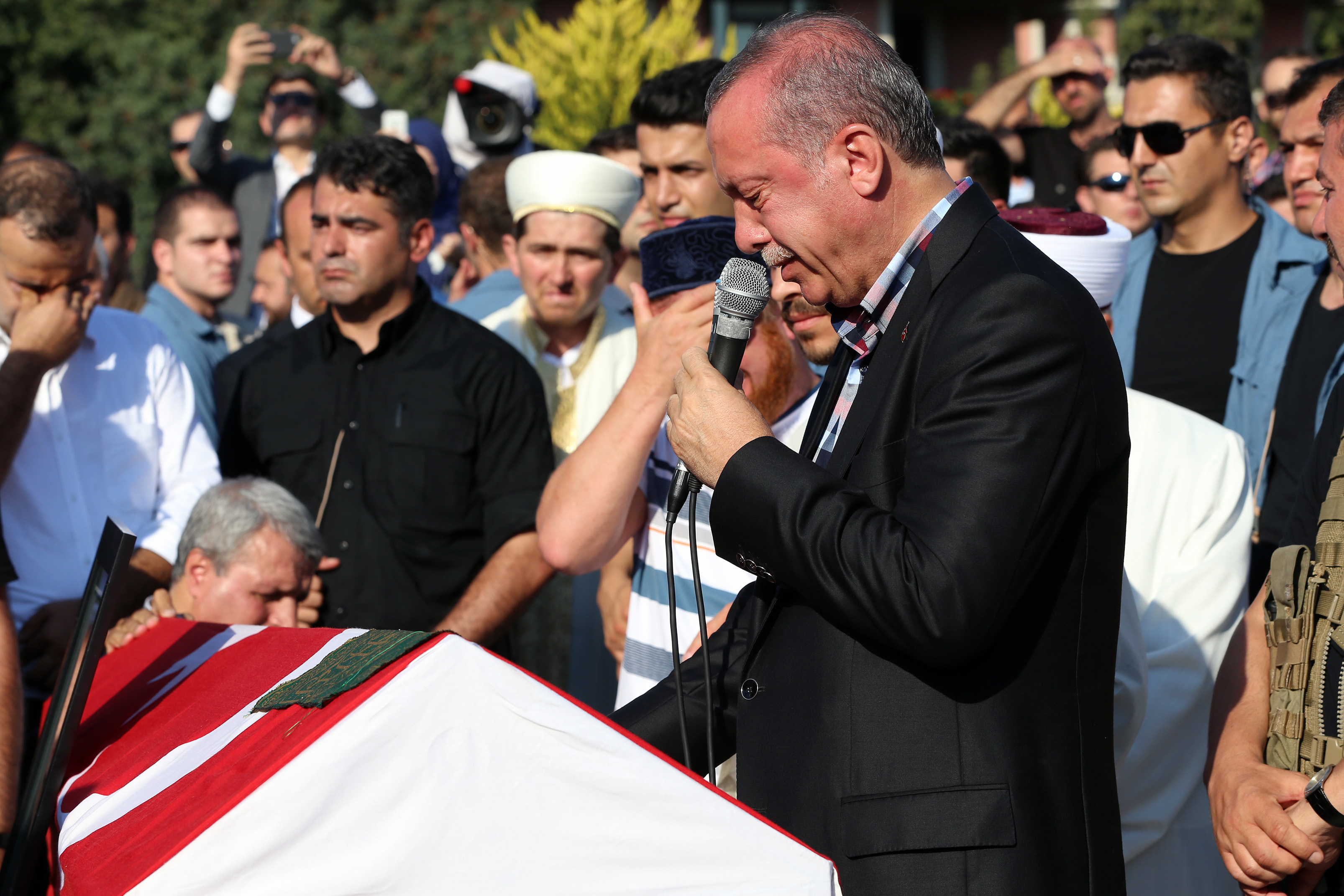لم يتمالك رئيس الجمهورية أردوغان دموعه أثناء حديثه قبل صلاة الجنازة.