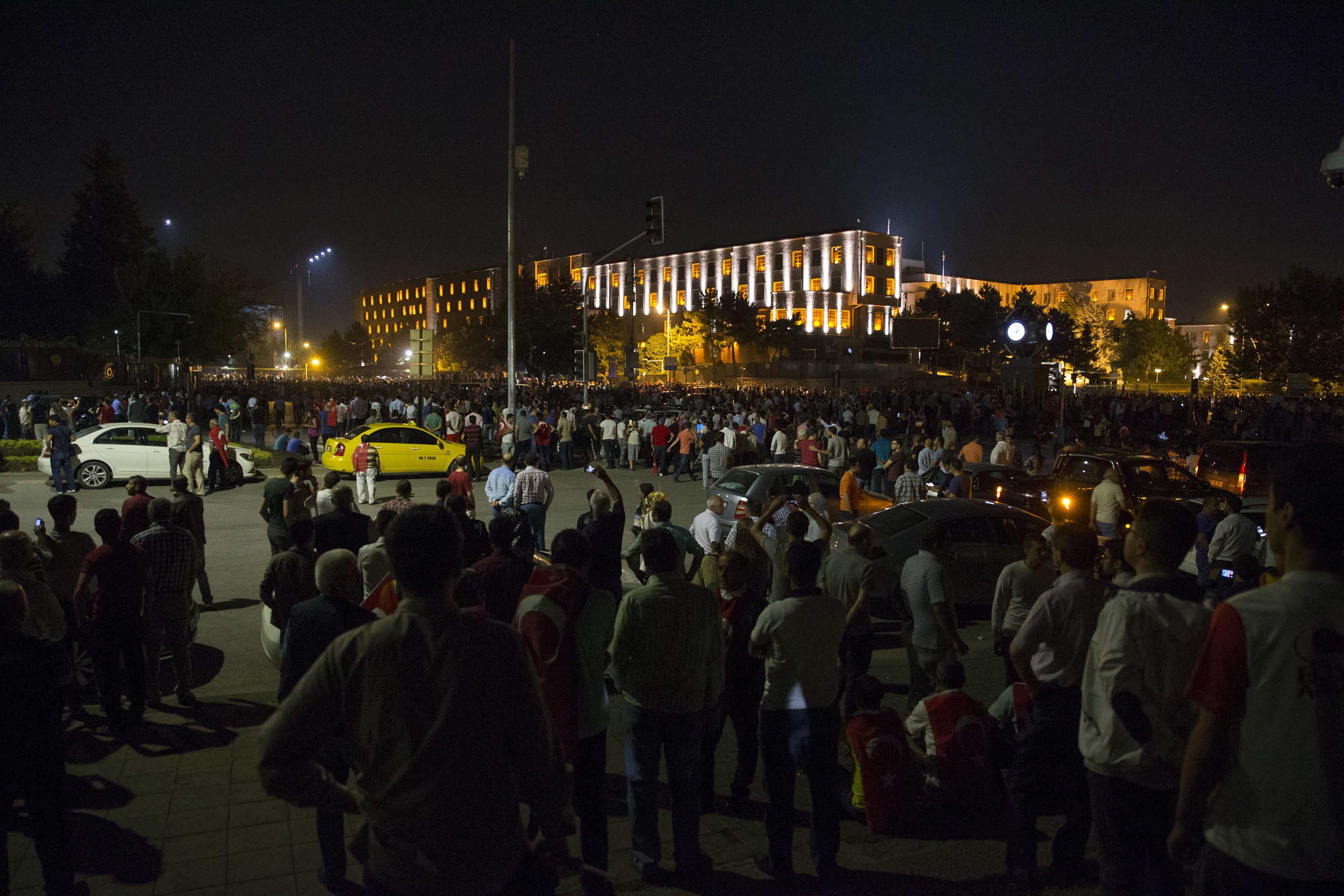 Genelkurmay Başkanlığı önünde toplanan vatandaşlara darbeciler tarafından ateş açıldı.