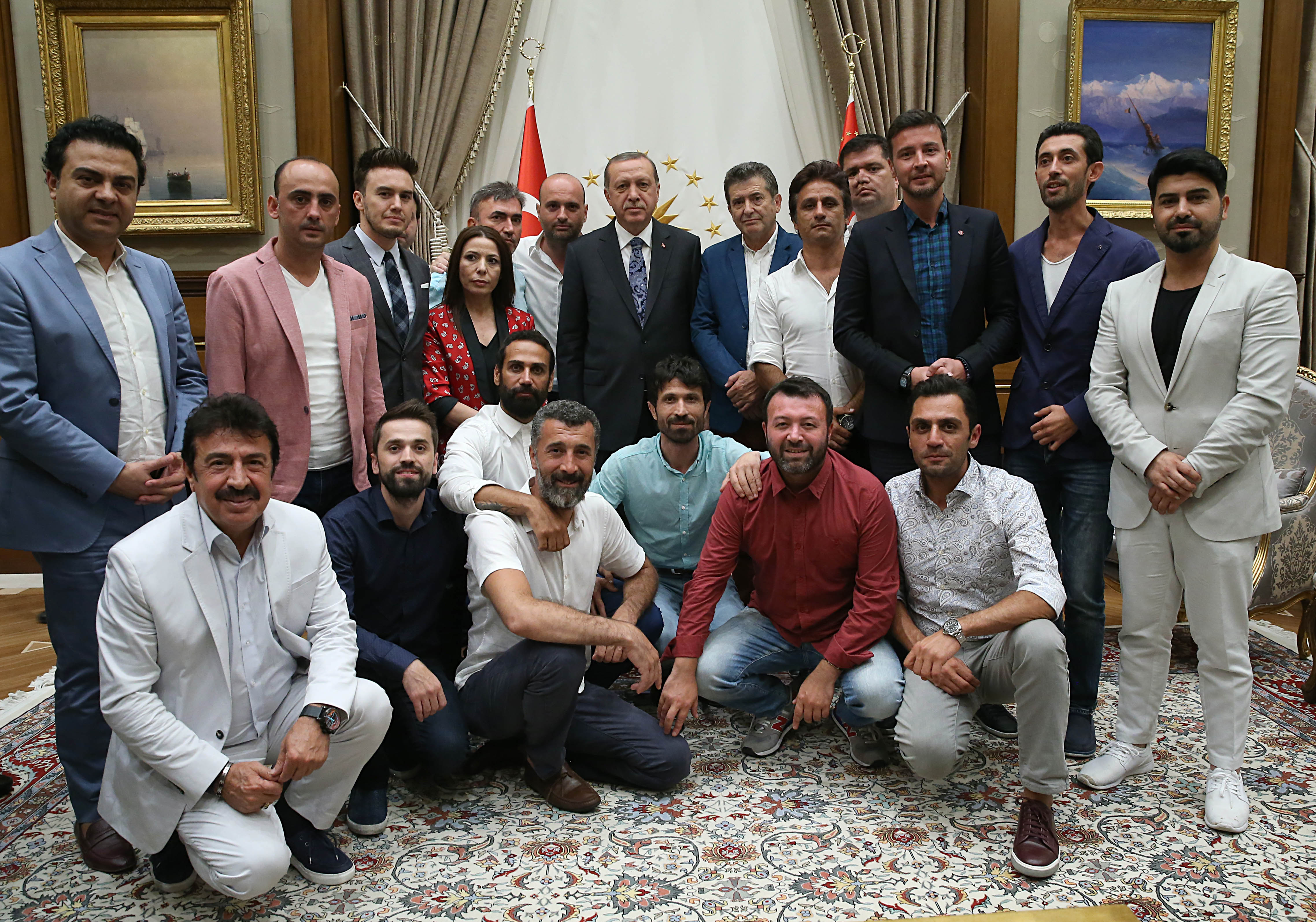 Cengiz Kurtoğlu, Mustafa Ceceli, Alişan, Doğuş, Kutsi, Nihat Doğan, Linet, Berdan Mardini, Davut Güloğlu, İntizar, Serkan Kaya, Doğuş, Ümit Sayın, Ahmet Selçuk İlkan, Ece Erken, Saruhan Hünel, Erdem Kınay, Yaşar İpek, Uğur Aslan, Sinan Akçıl, Ersin Düzen, Vatan Şaşmaz, Sefa Doğanay, Polat Yağcı, Hopdedik Ayhan, Afrikalı Ali, Gezegen Mehmet, Adem Metan, Güvenç Kurtar, Tanju Çolak  gibi isimlerin bulunduğu kabulde misafirler Cumhurbaşkanı Erdoğan'a desteklerini ifade etti.