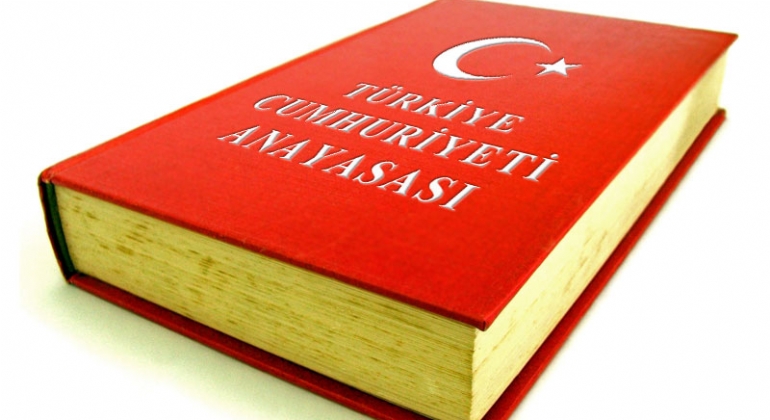 هناك أربع حالات مختلفة للحكم الاستثنائيّ في تركيا بحسب المواد من 119 الى 122 من الدستور التركي. وهي الأحكام العرفية، حالة الطوارئ، استعدادات الحرب، وحالة الحرب.