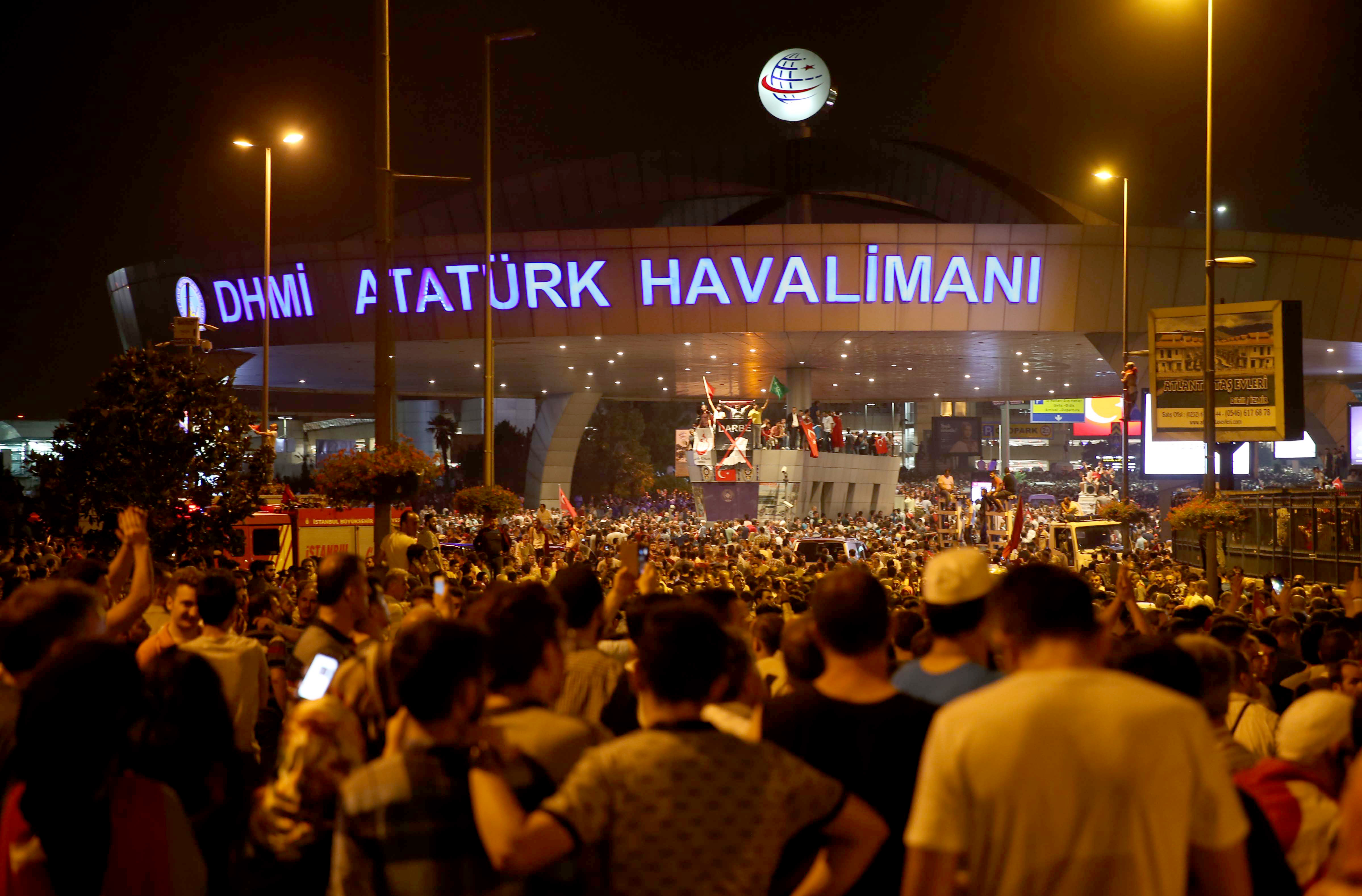 قام ألاف الأشخاص بعمل مسيرة نحو مطار أتاتورك عقب نداء رئيس الجمهورية رجب طيب أردوغان.