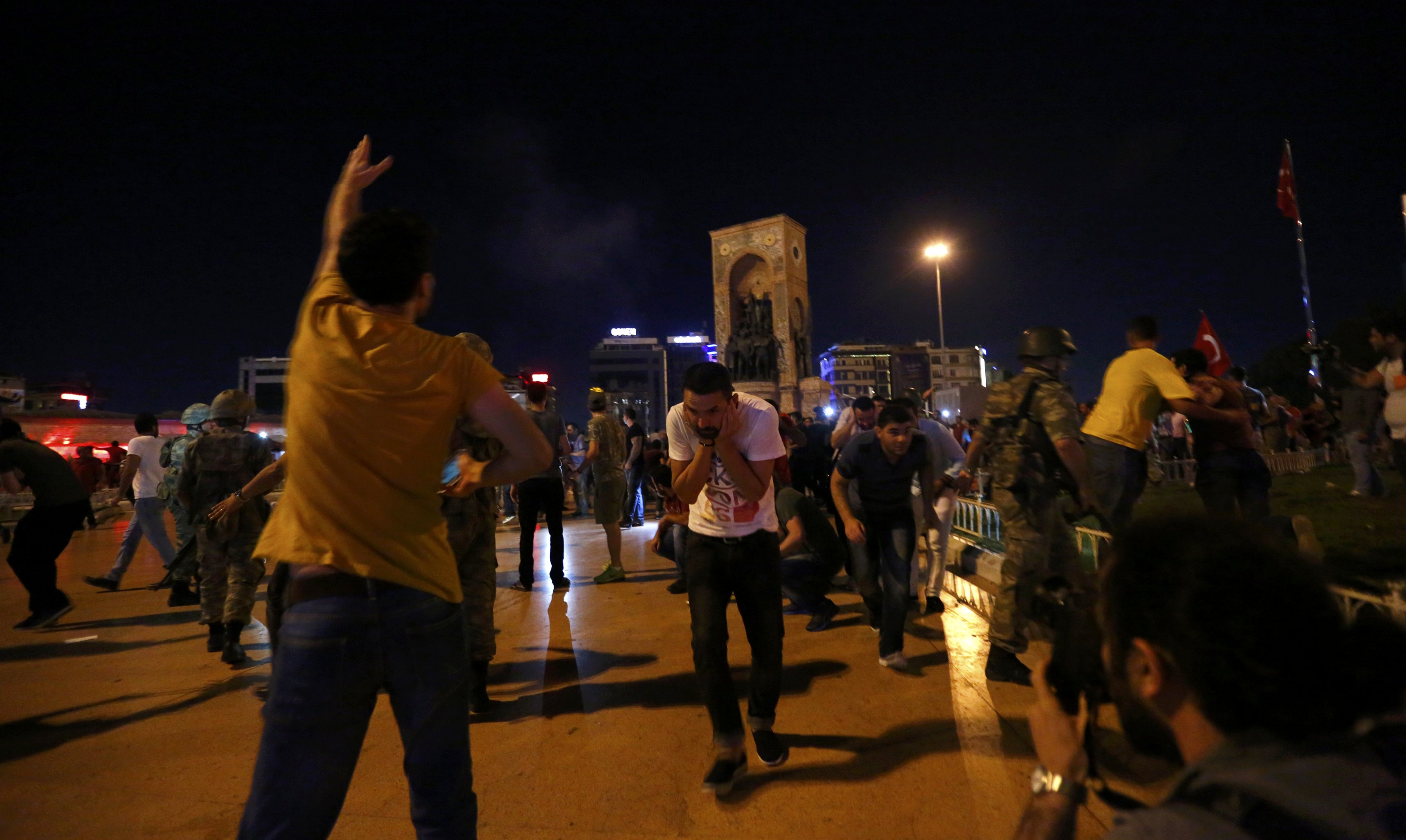 Taksim Meydanı’na polis ekiplerinin gelmesinin ardından darbeci askerler havaya ateş açtı ve vatandaşlar kaçıştı.